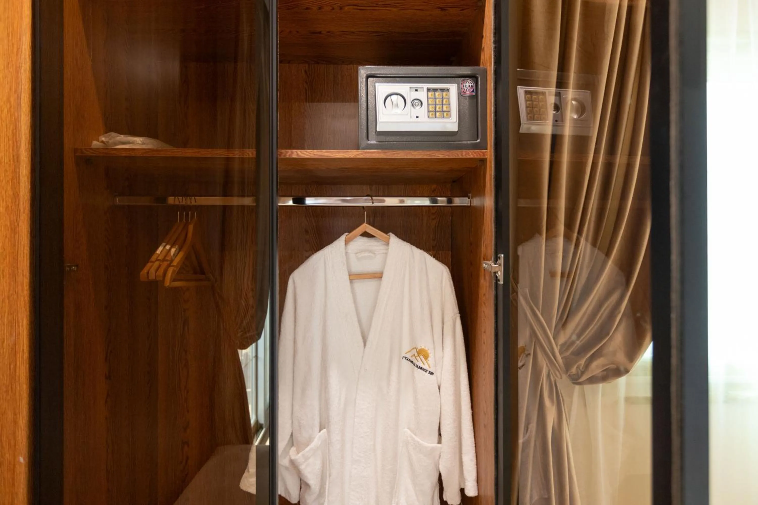 wardrobe in Pyramids sunrise inn