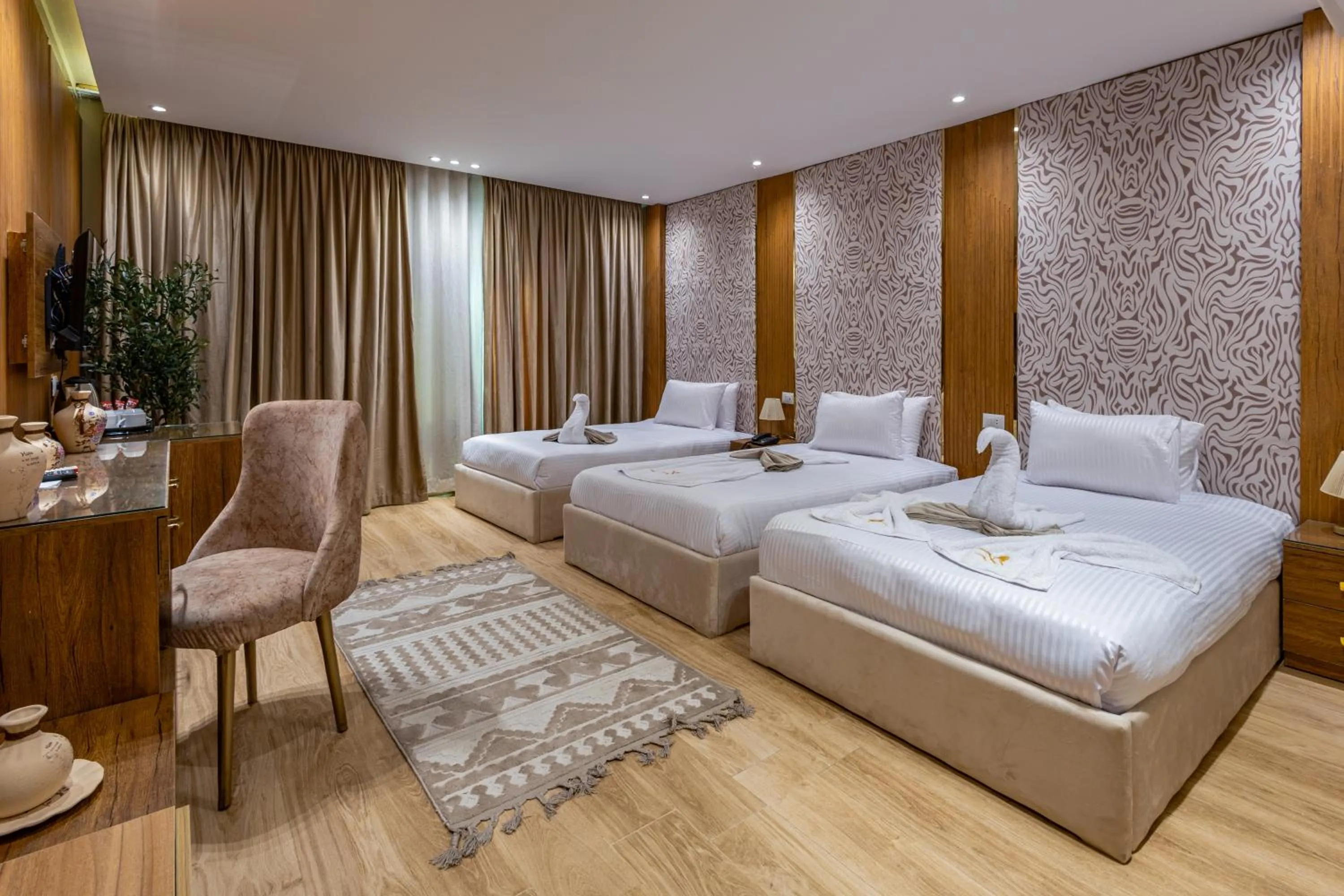 Photo of the whole room, Bed in Pyramids sunrise inn