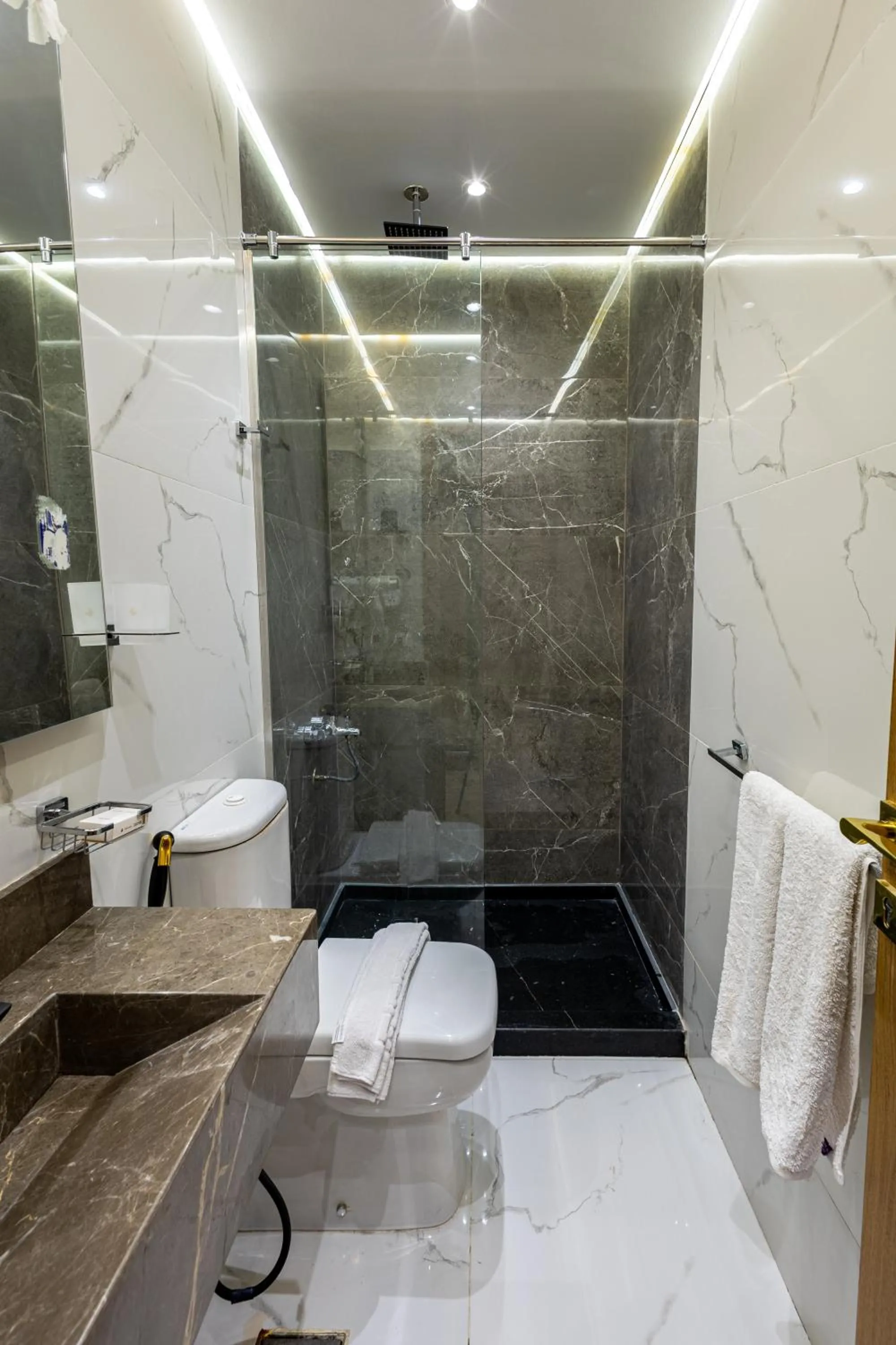 Bathroom in Pyramids sunrise inn