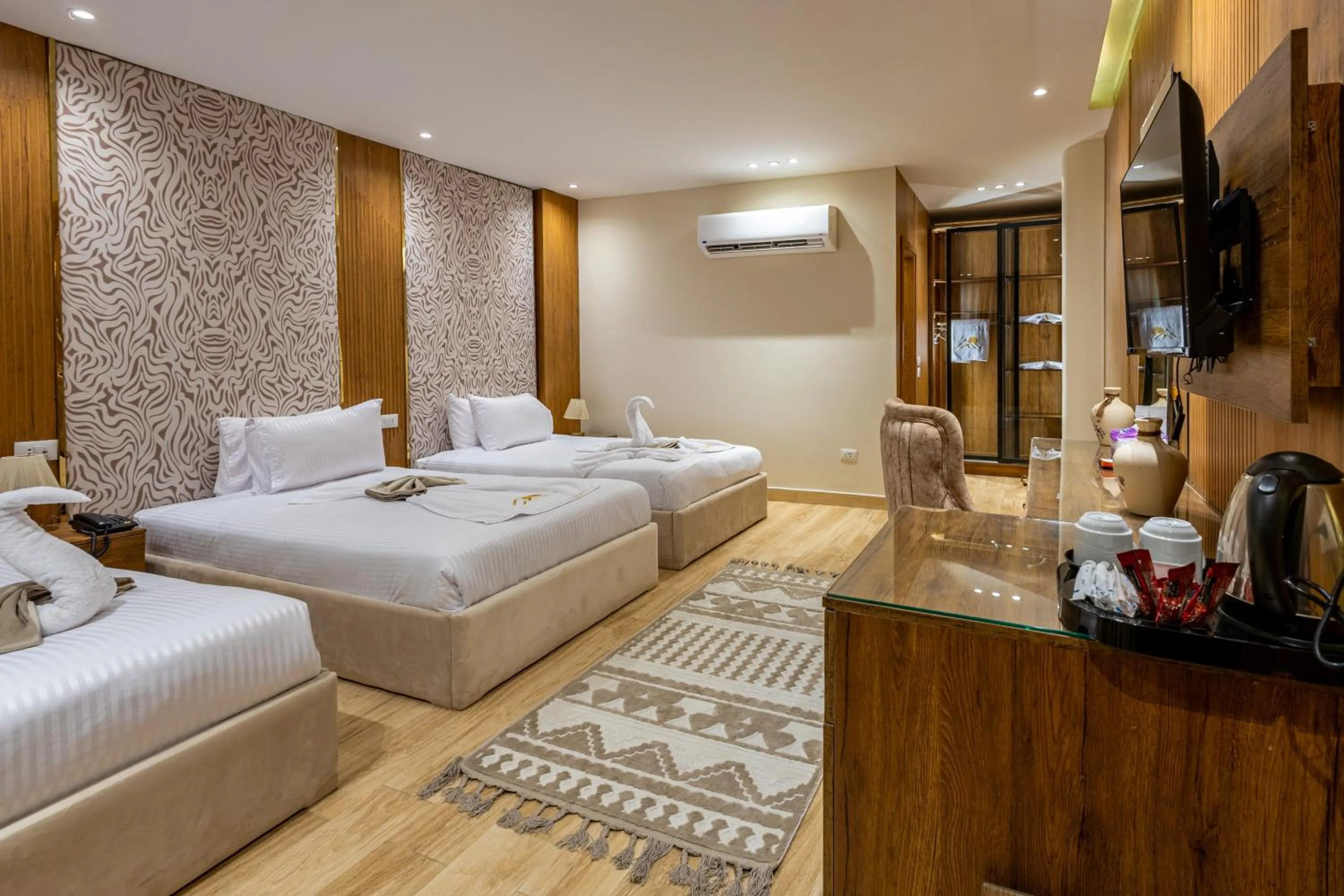 Photo of the whole room, Bed in Pyramids sunrise inn