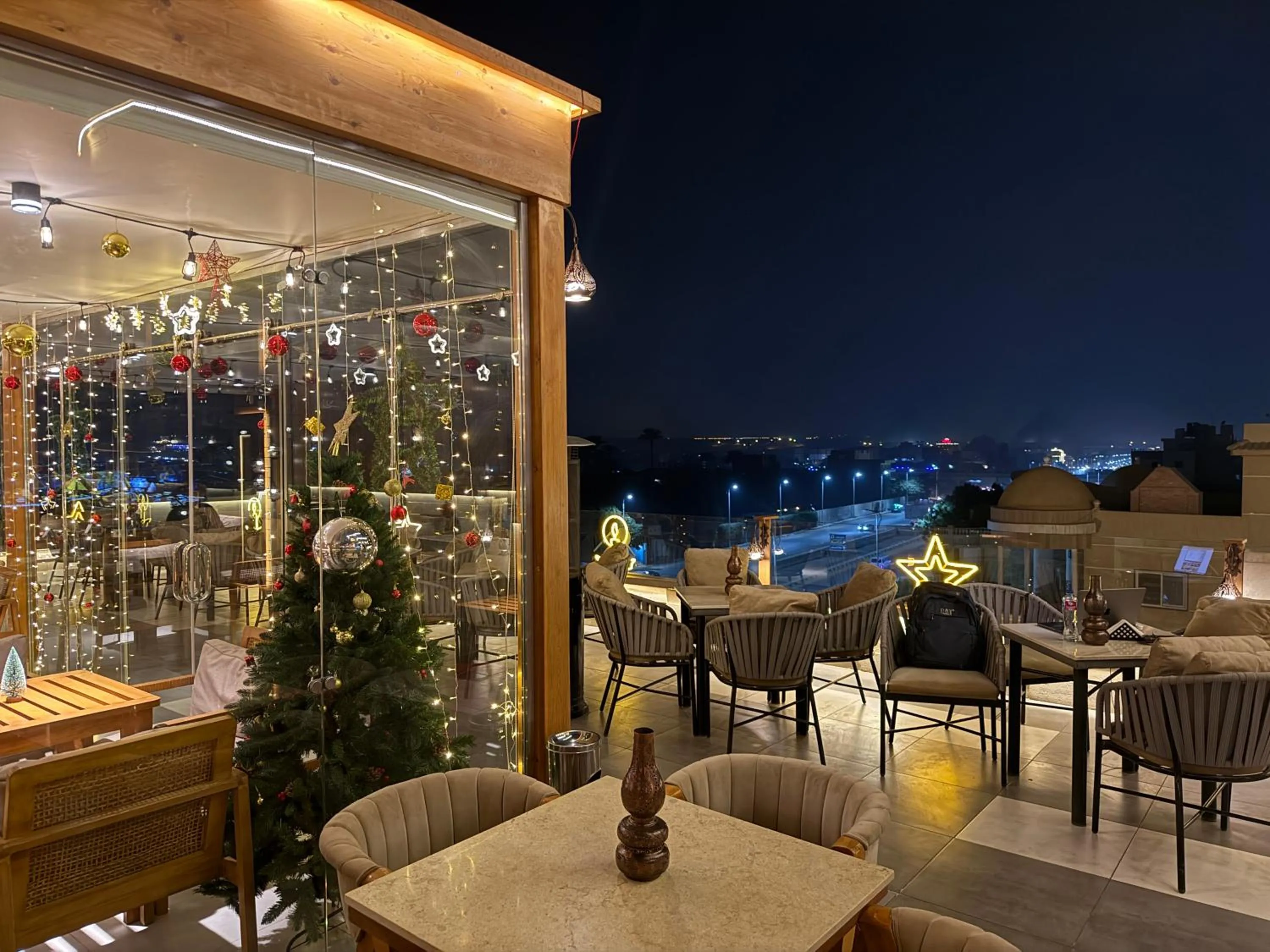 Restaurant/places to eat in Pyramids sunrise inn