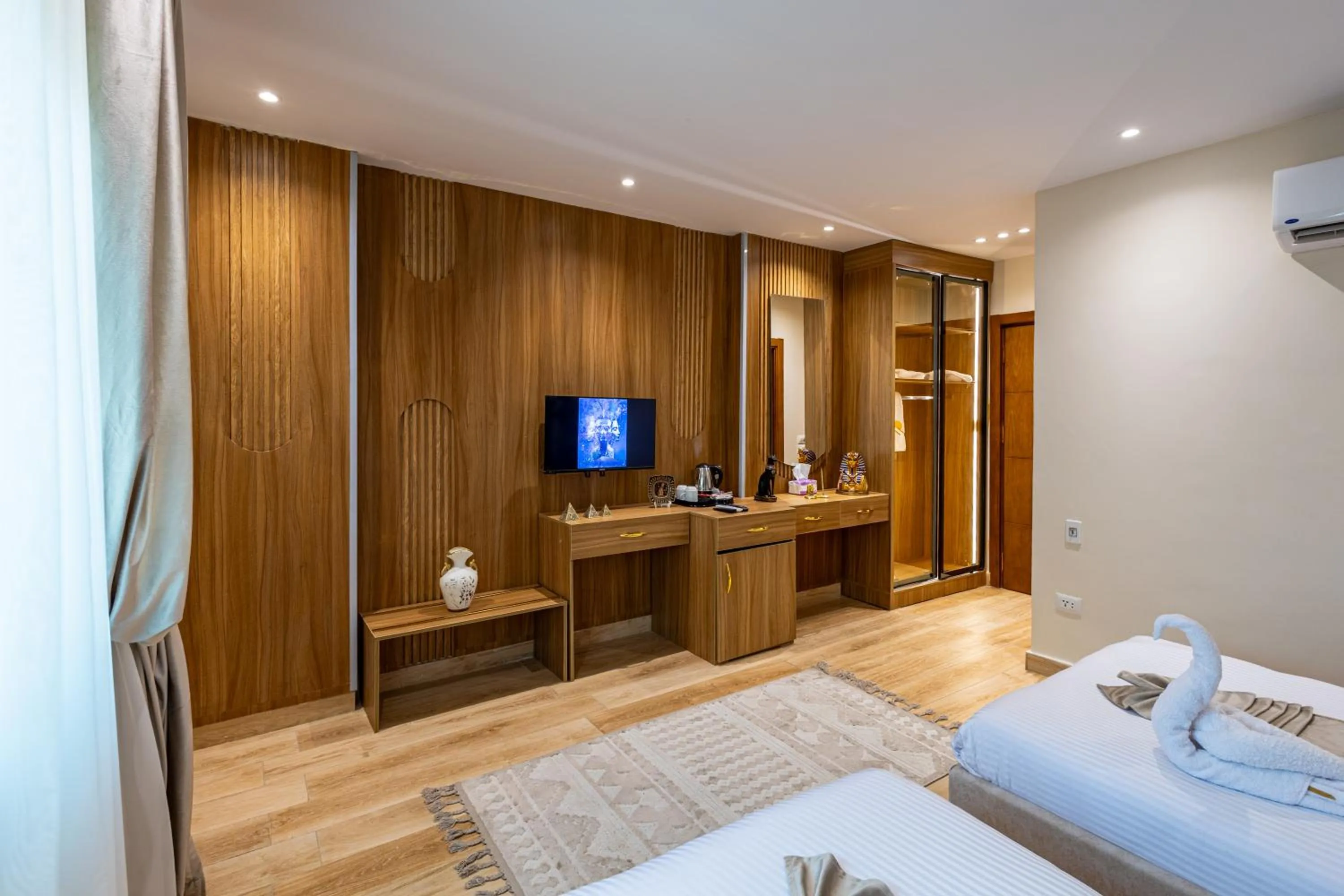 Photo of the whole room, Bed in Pyramids sunrise inn