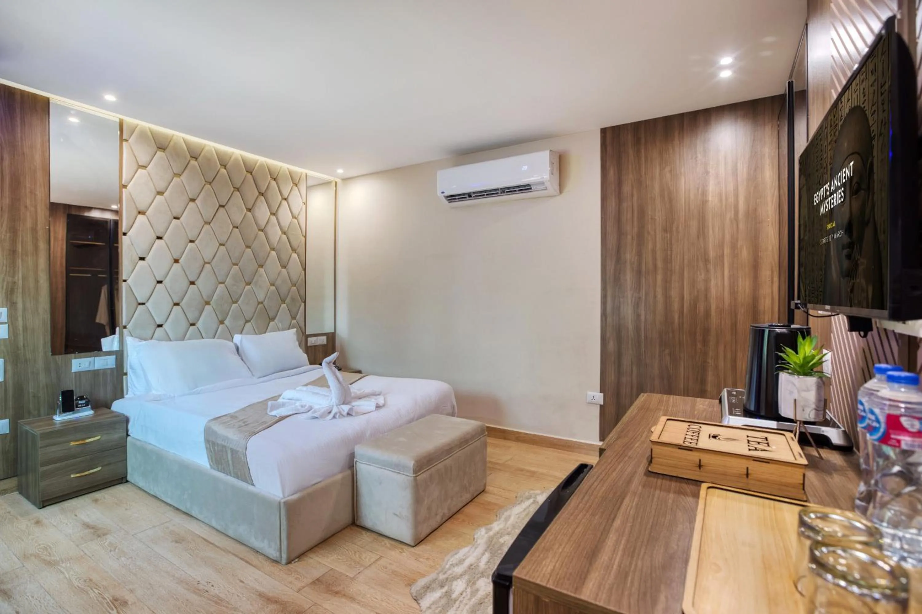 Photo of the whole room, Bed in Pyramids sunrise inn