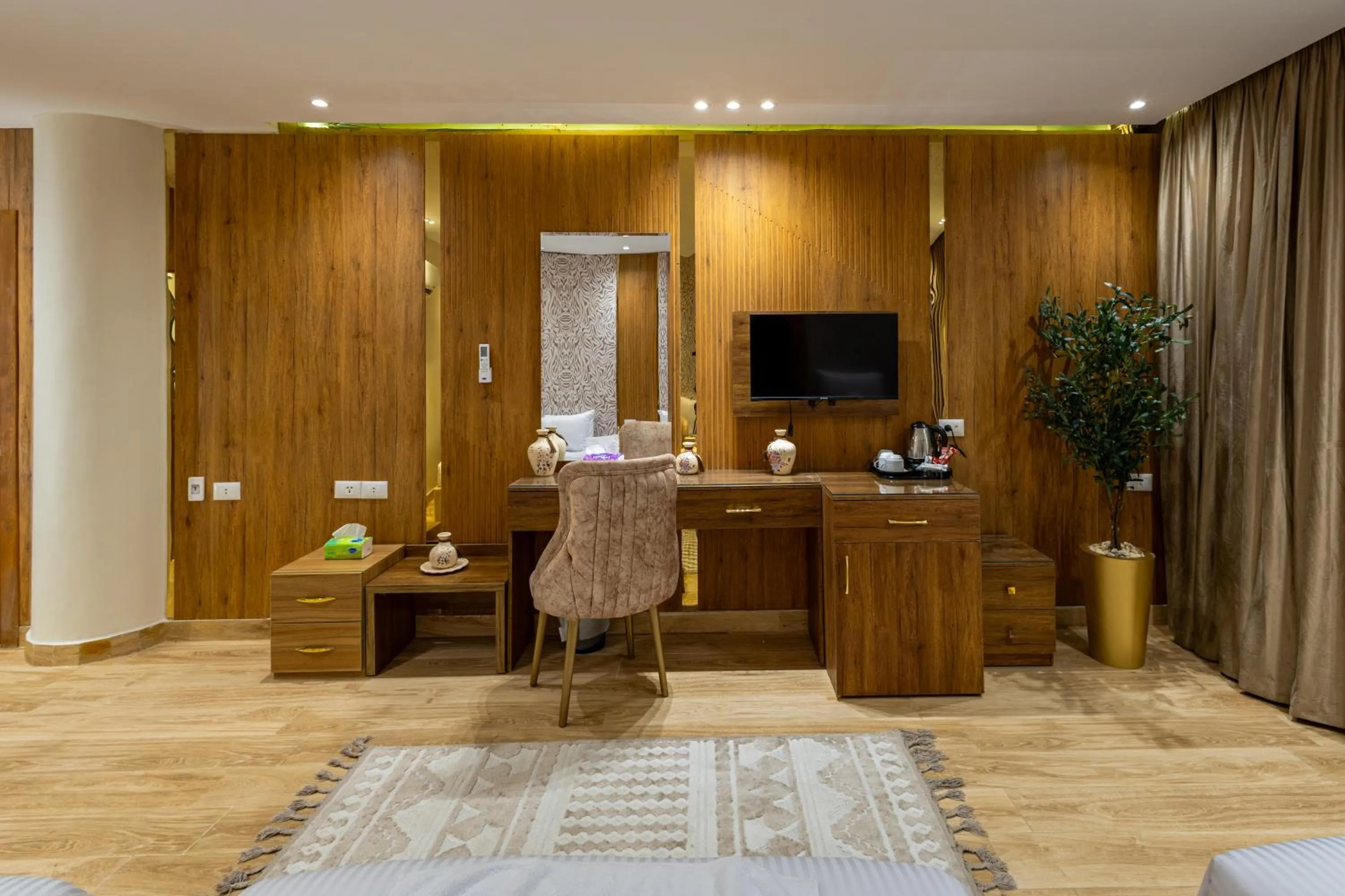 TV and multimedia in Pyramids sunrise inn