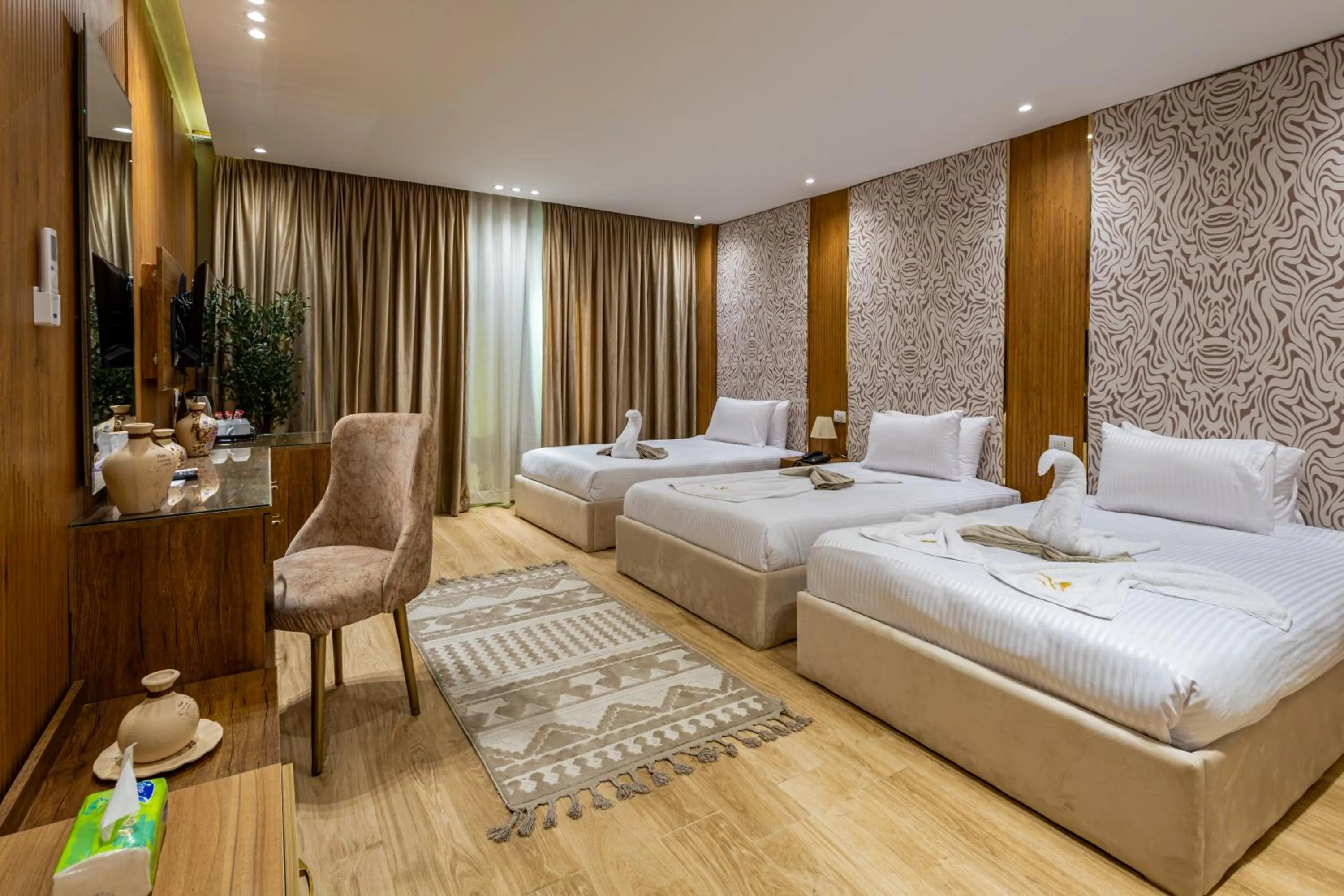 Photo of the whole room, Bed in Pyramids sunrise inn