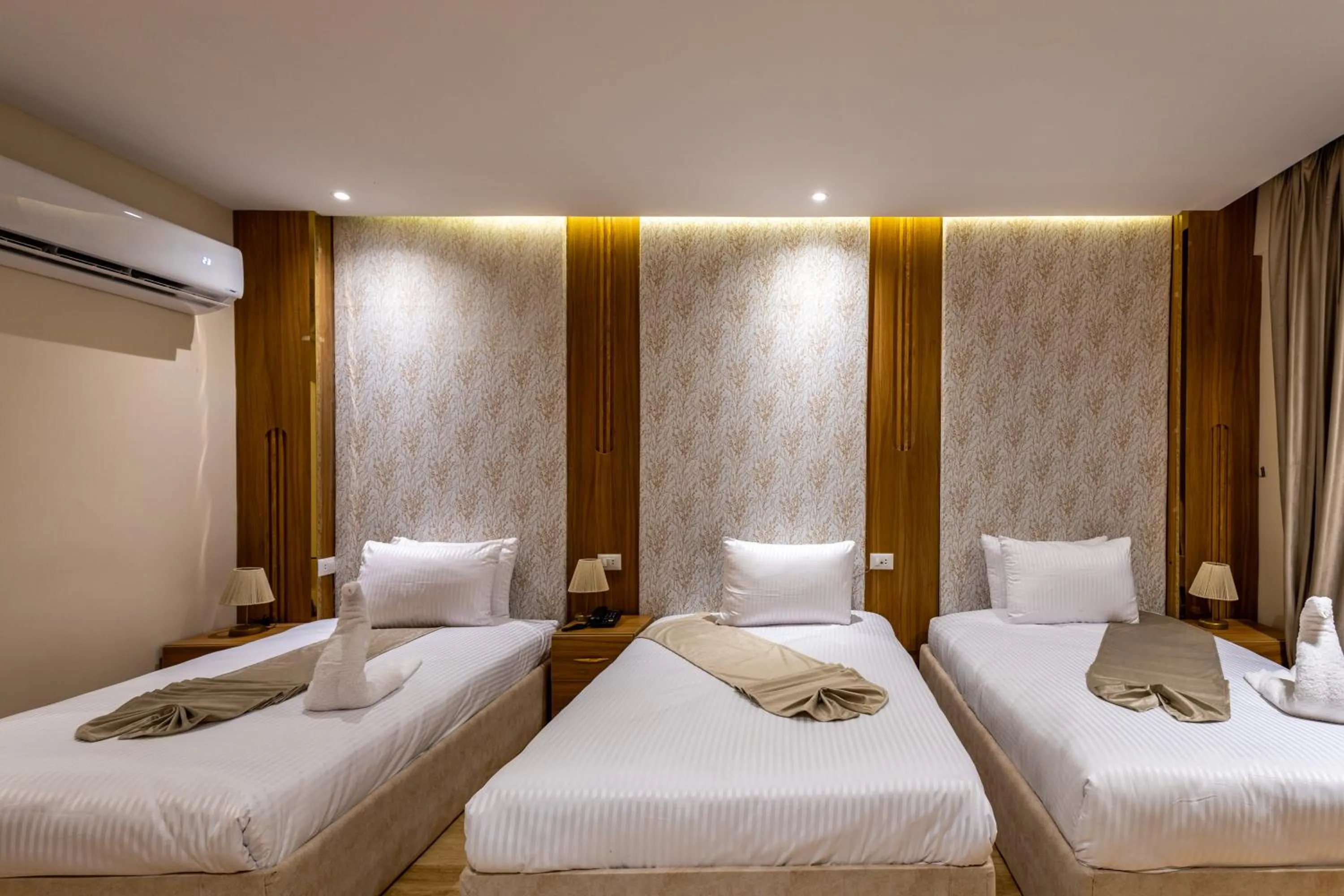 Photo of the whole room, Bed in Pyramids sunrise inn