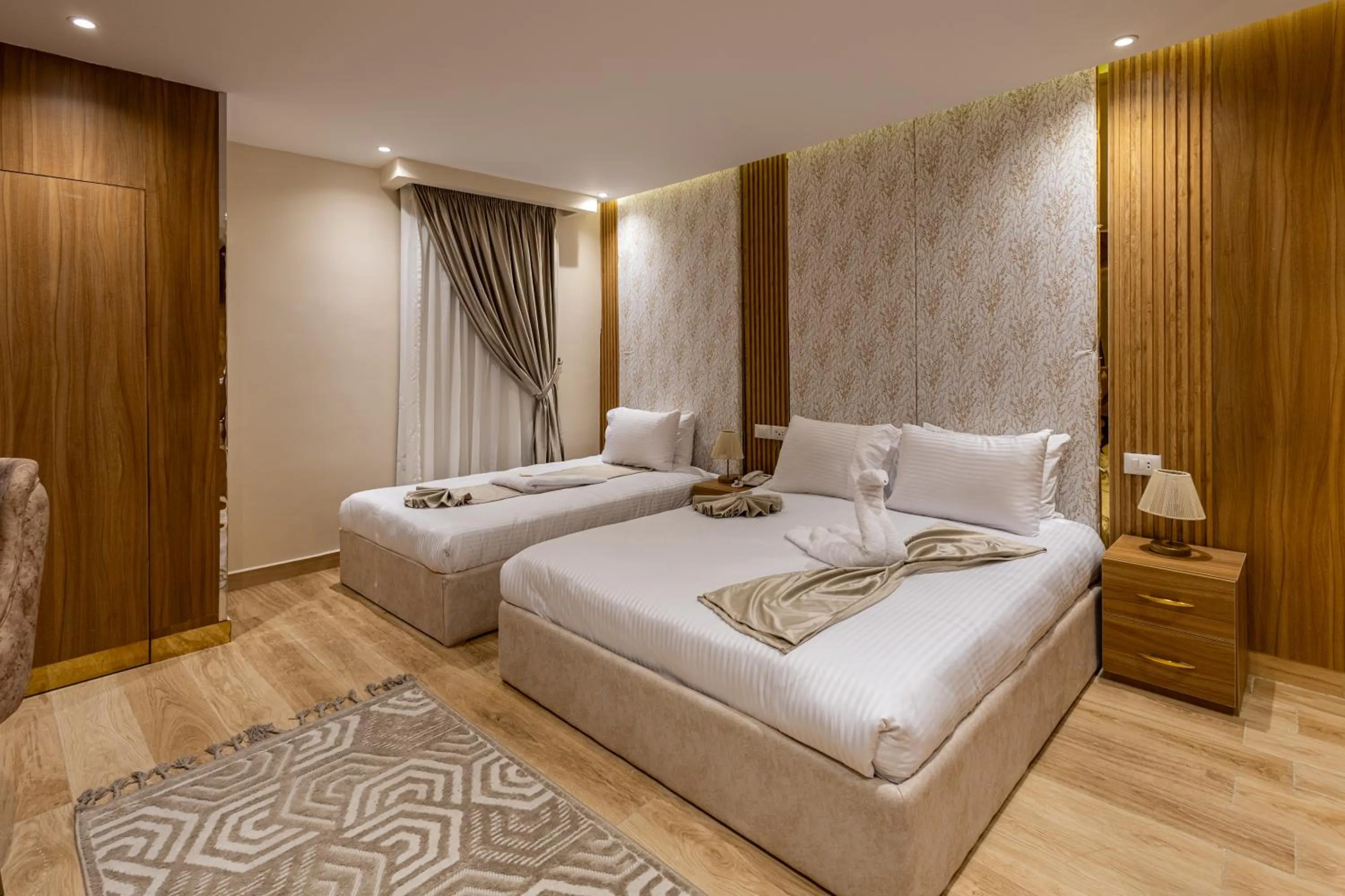 Photo of the whole room, Bed in Pyramids sunrise inn