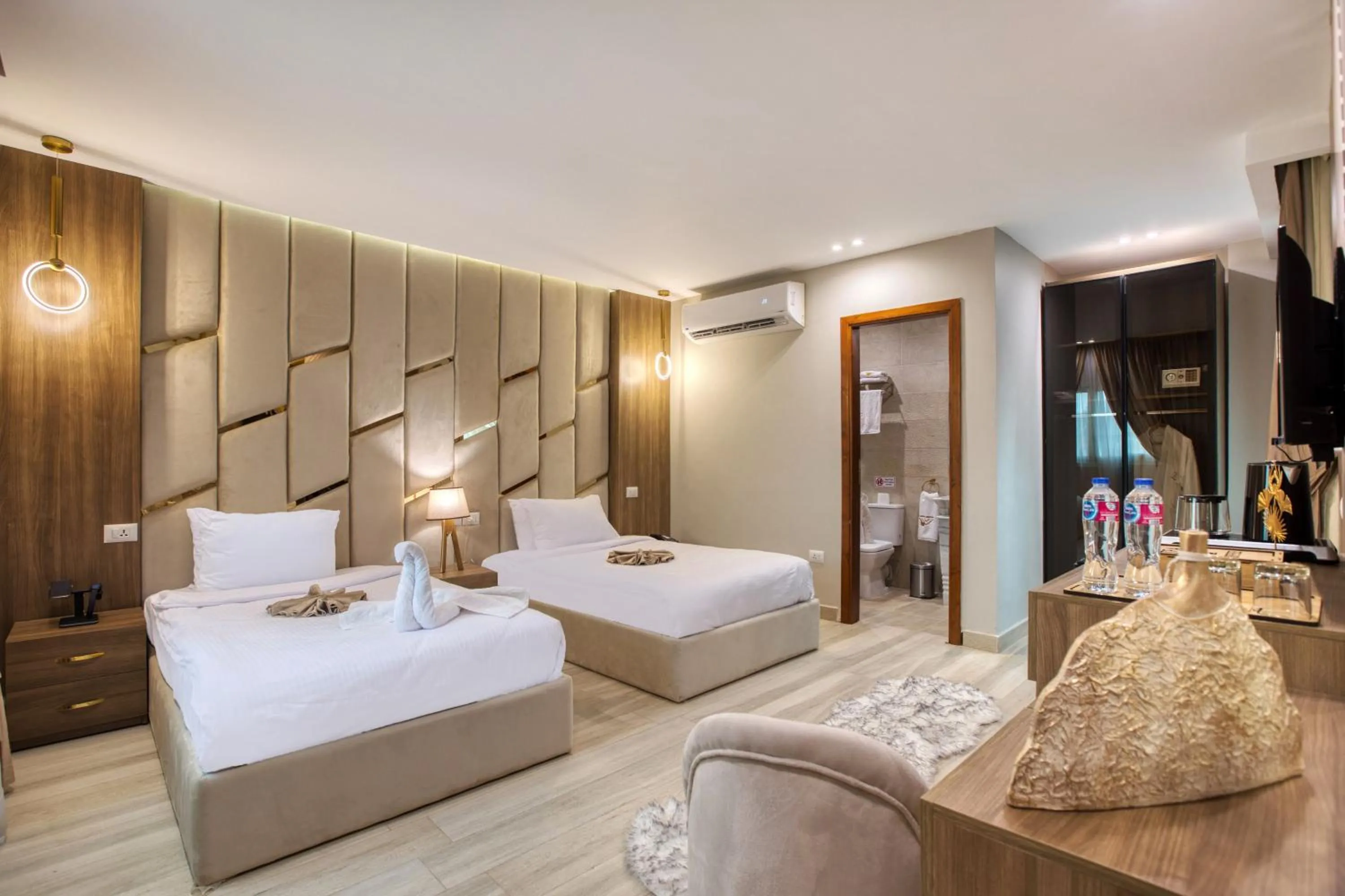 Photo of the whole room, Bed in Pyramids sunrise inn