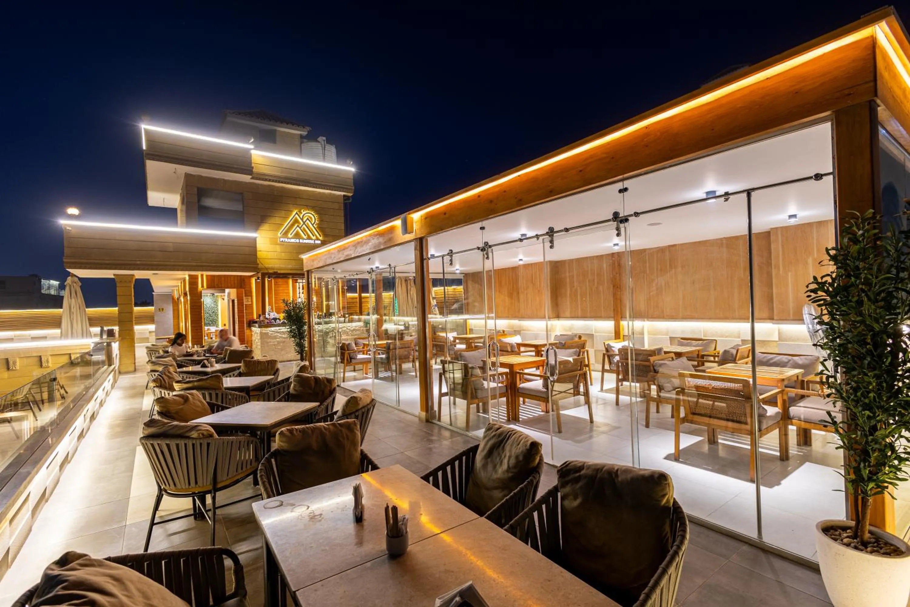 Restaurant/places to eat in Pyramids sunrise inn