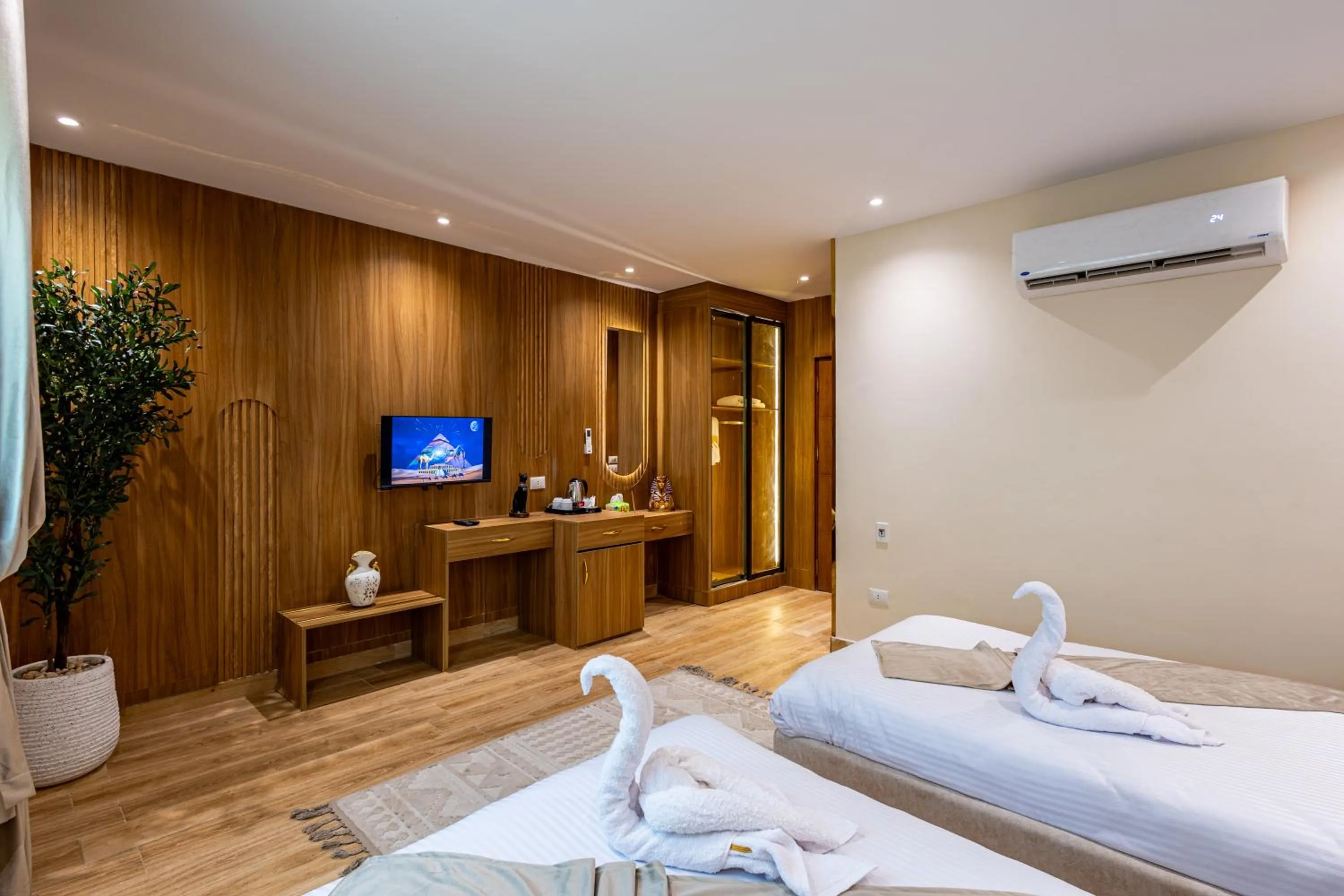 Photo of the whole room, Bed in Pyramids sunrise inn