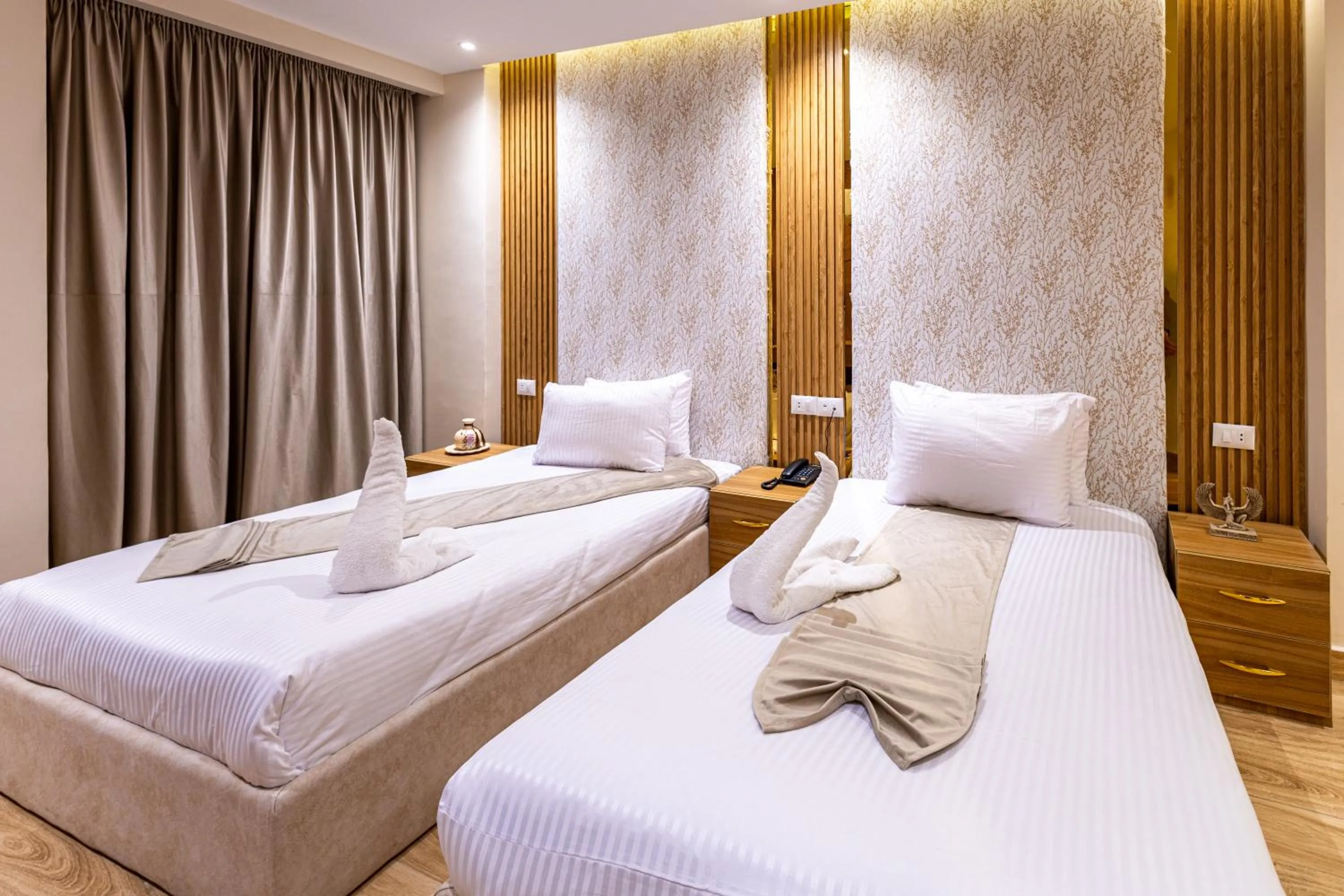 Photo of the whole room, Bed in Pyramids sunrise inn