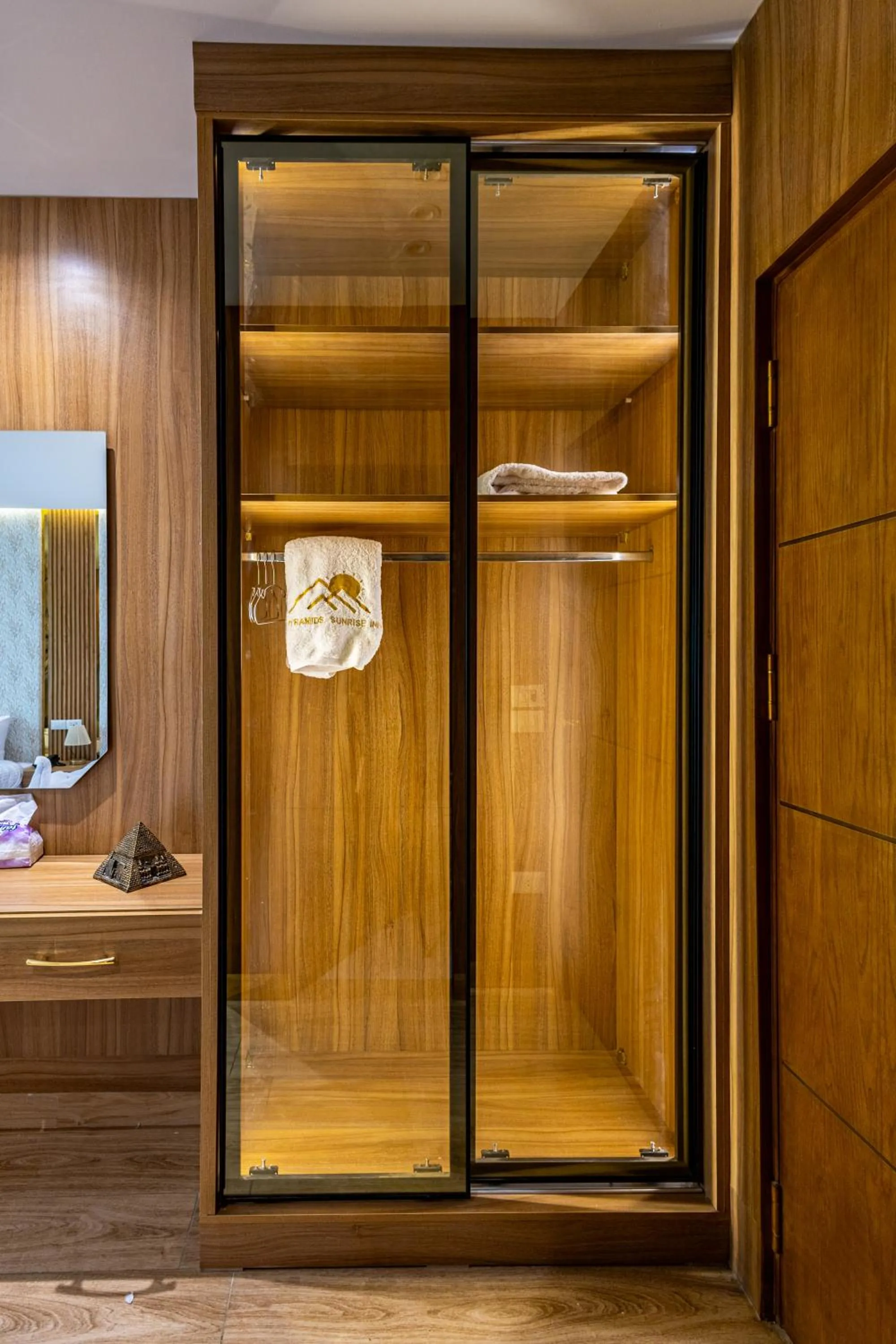 wardrobe in Pyramids sunrise inn