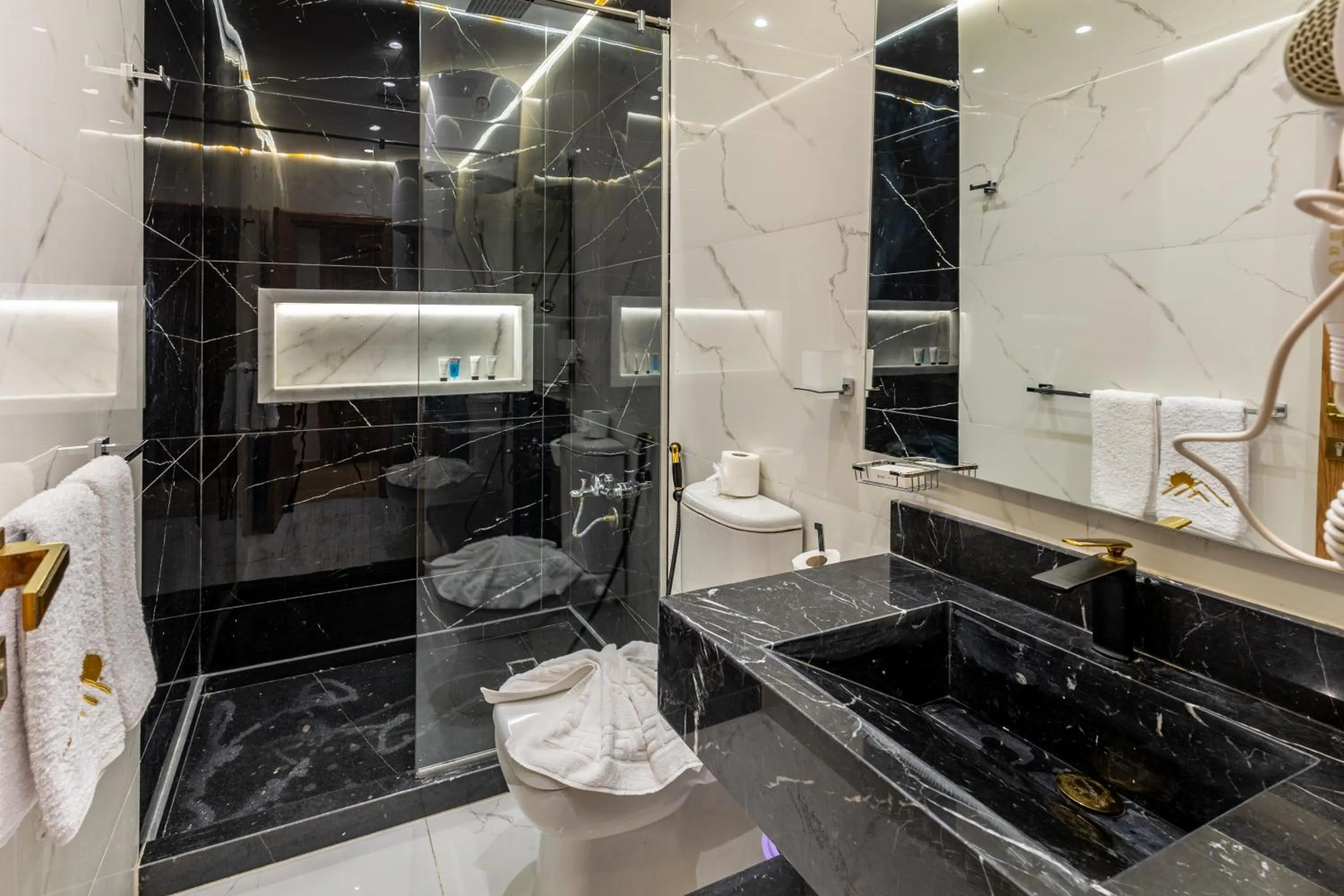 Bathroom in Pyramids sunrise inn