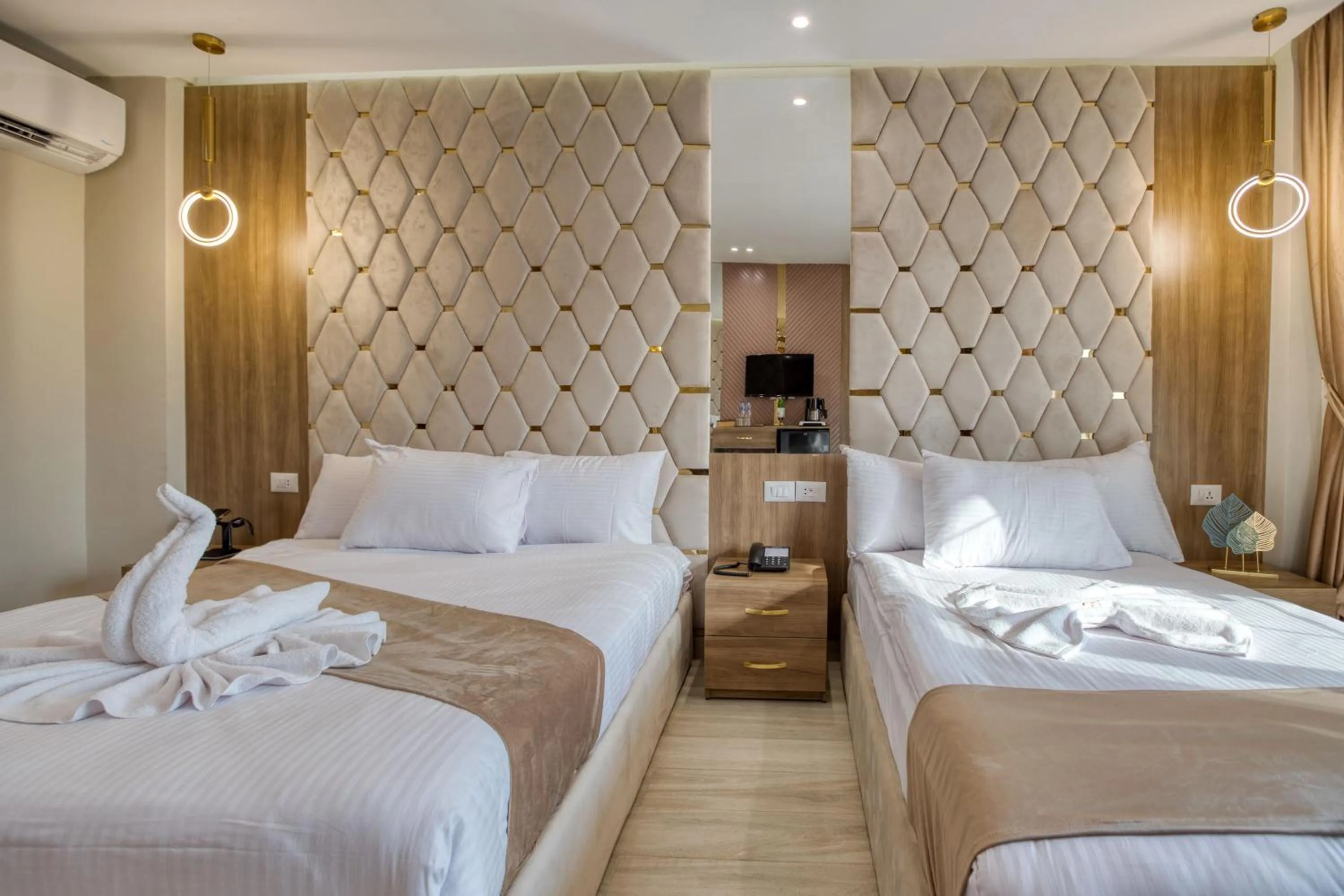 Photo of the whole room, Bed in Pyramids sunrise inn