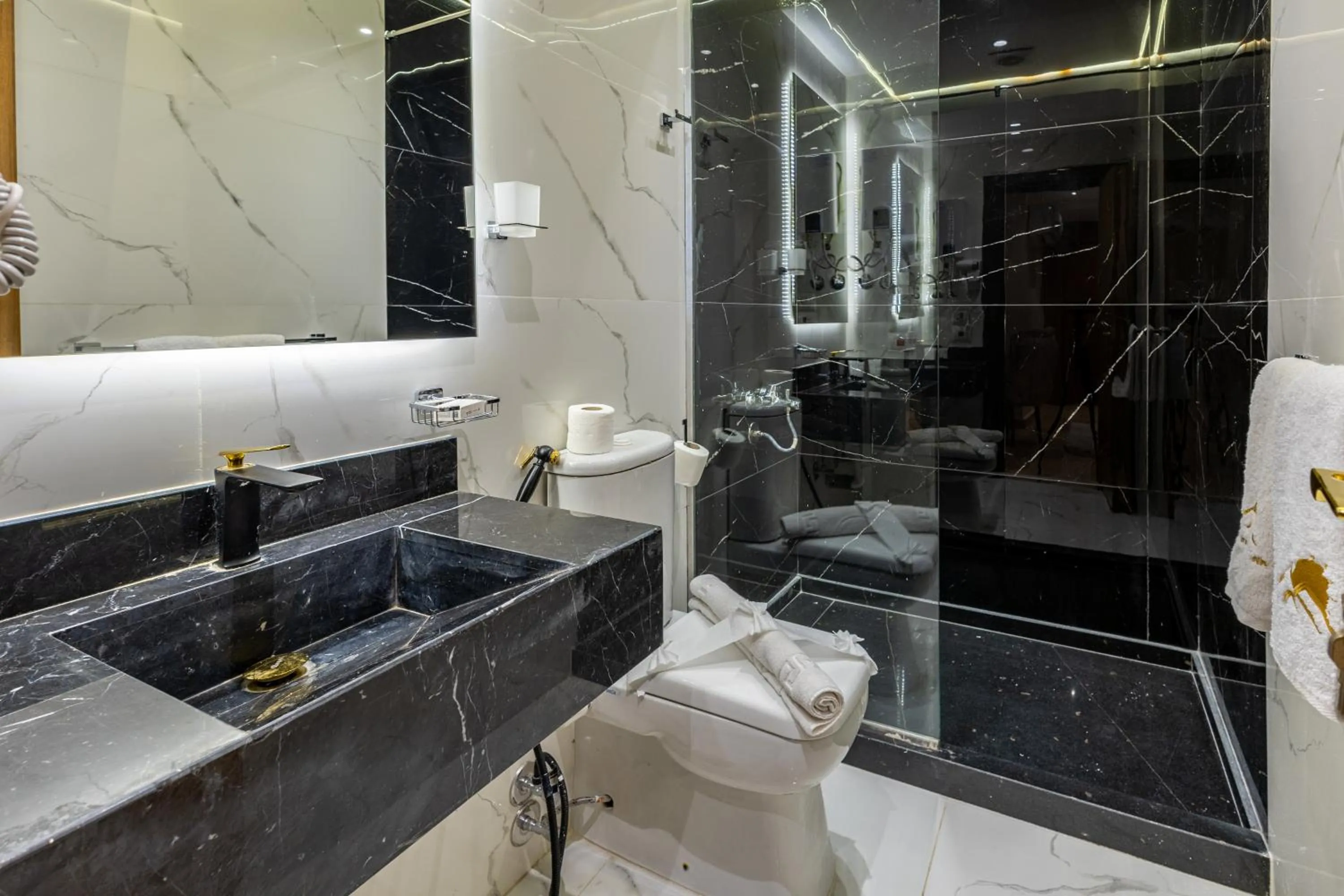 Bathroom in Pyramids sunrise inn