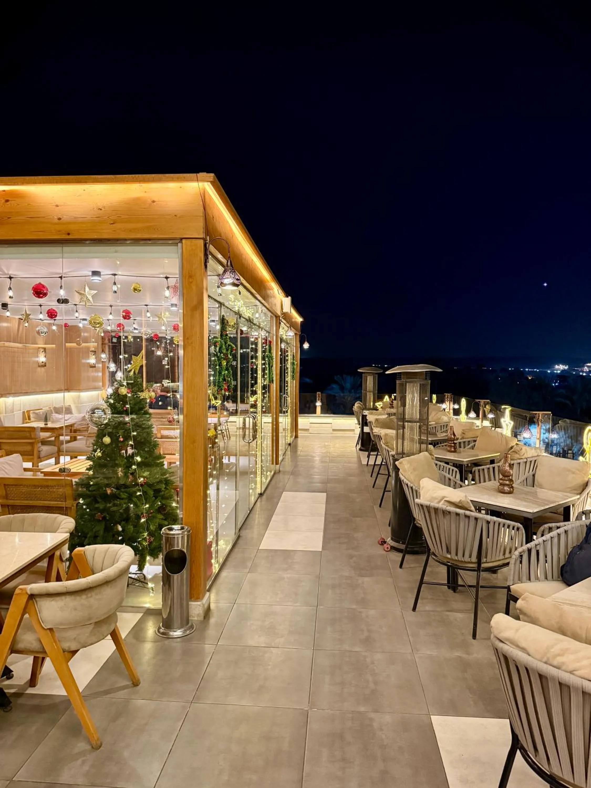 Restaurant/places to eat in Pyramids sunrise inn