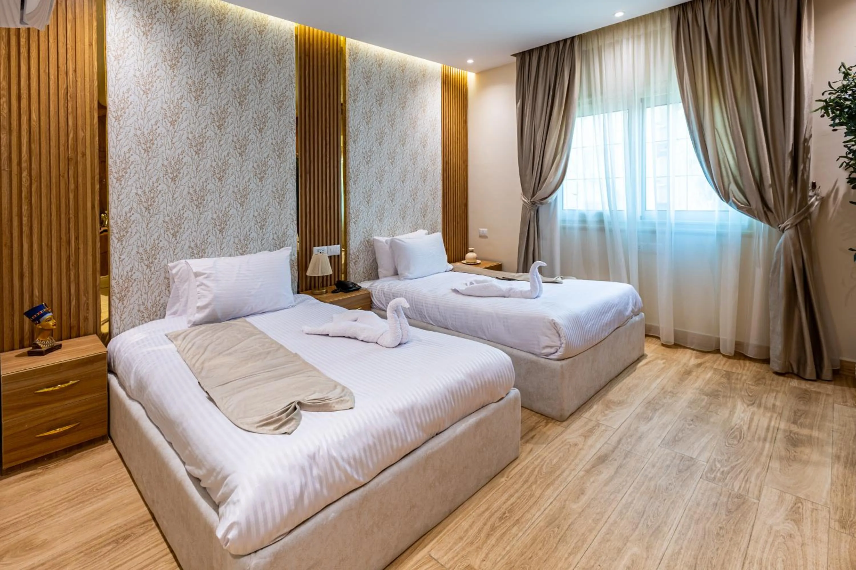 Photo of the whole room, Bed in Pyramids sunrise inn