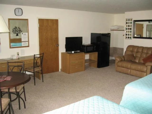 Photo of the whole room in Little Bear Motel