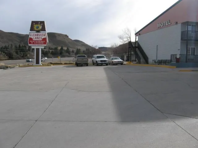 Parking in Little Bear Motel