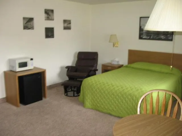 Bedroom, Bed in Little Bear Motel