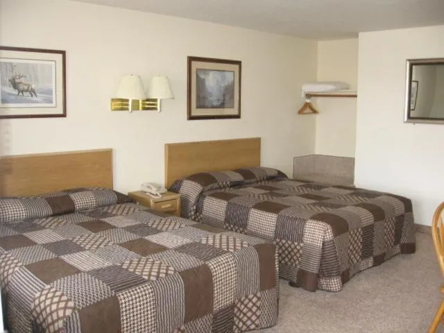 Bedroom, Bed in Little Bear Motel