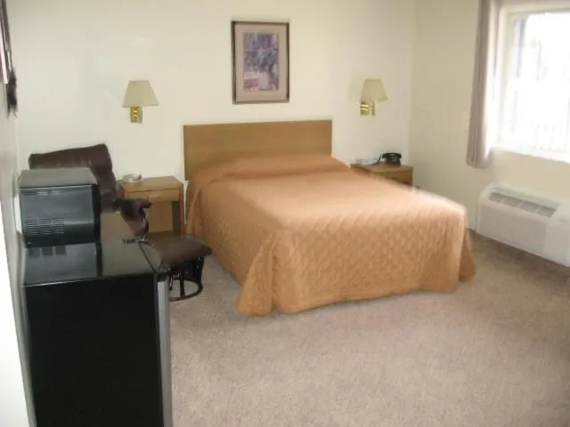 Bedroom, Bed in Little Bear Motel