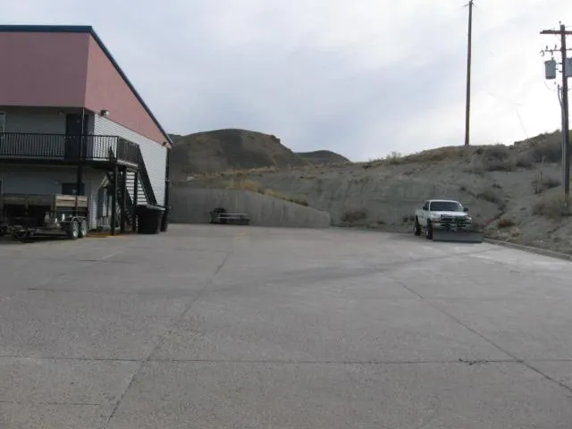 Parking in Little Bear Motel