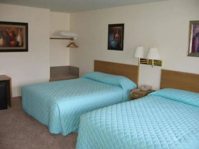 Bedroom, Bed in Little Bear Motel