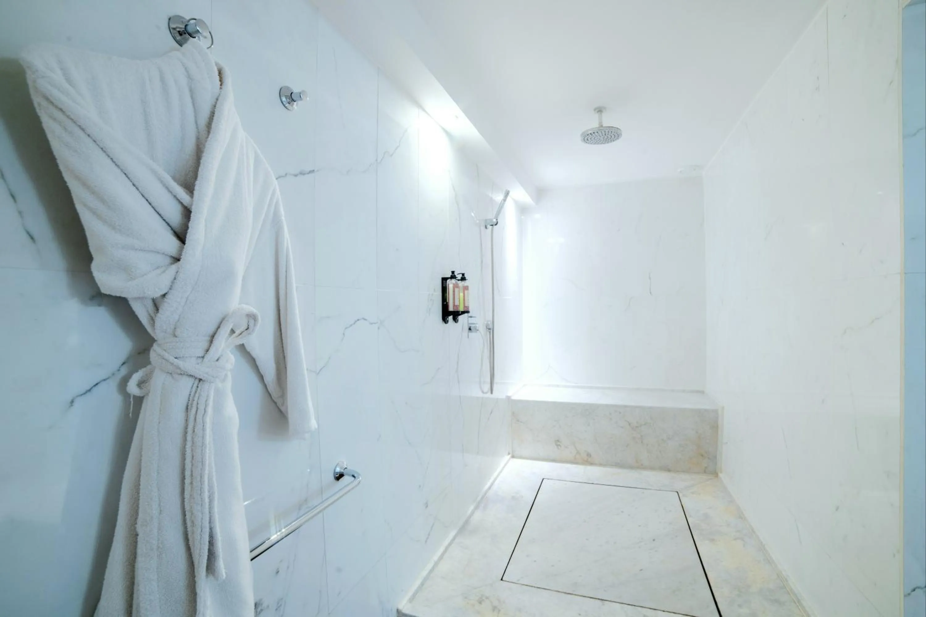 Shower in Le BAB HOTEL, Boutique Hôtel & SPA