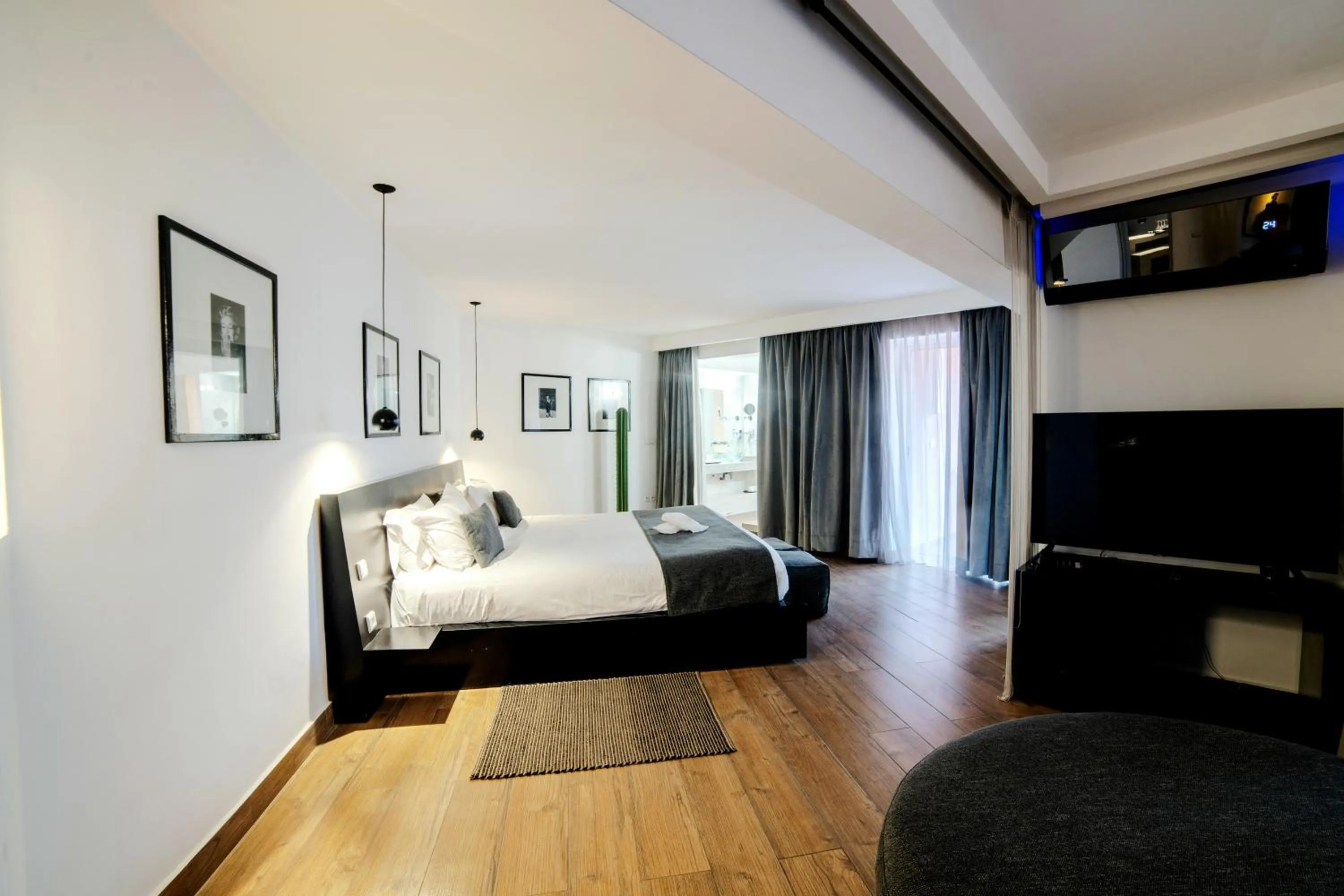 Communal lounge/ TV room, Bed in Le BAB HOTEL, Boutique Hôtel & SPA