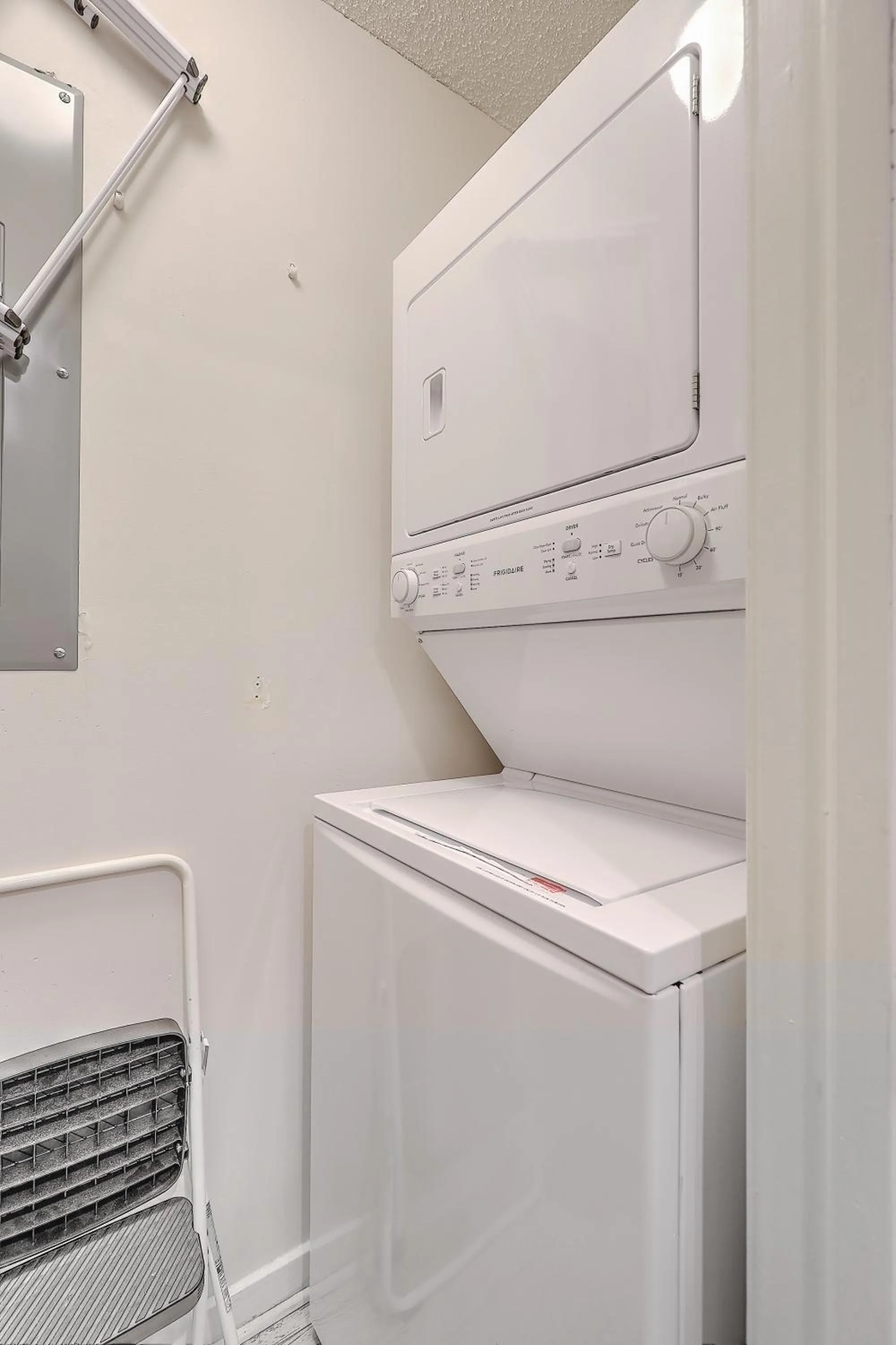 washing machine in Lagoon Villa 9 - Superb Villa by Pool! Short Walk to Beach