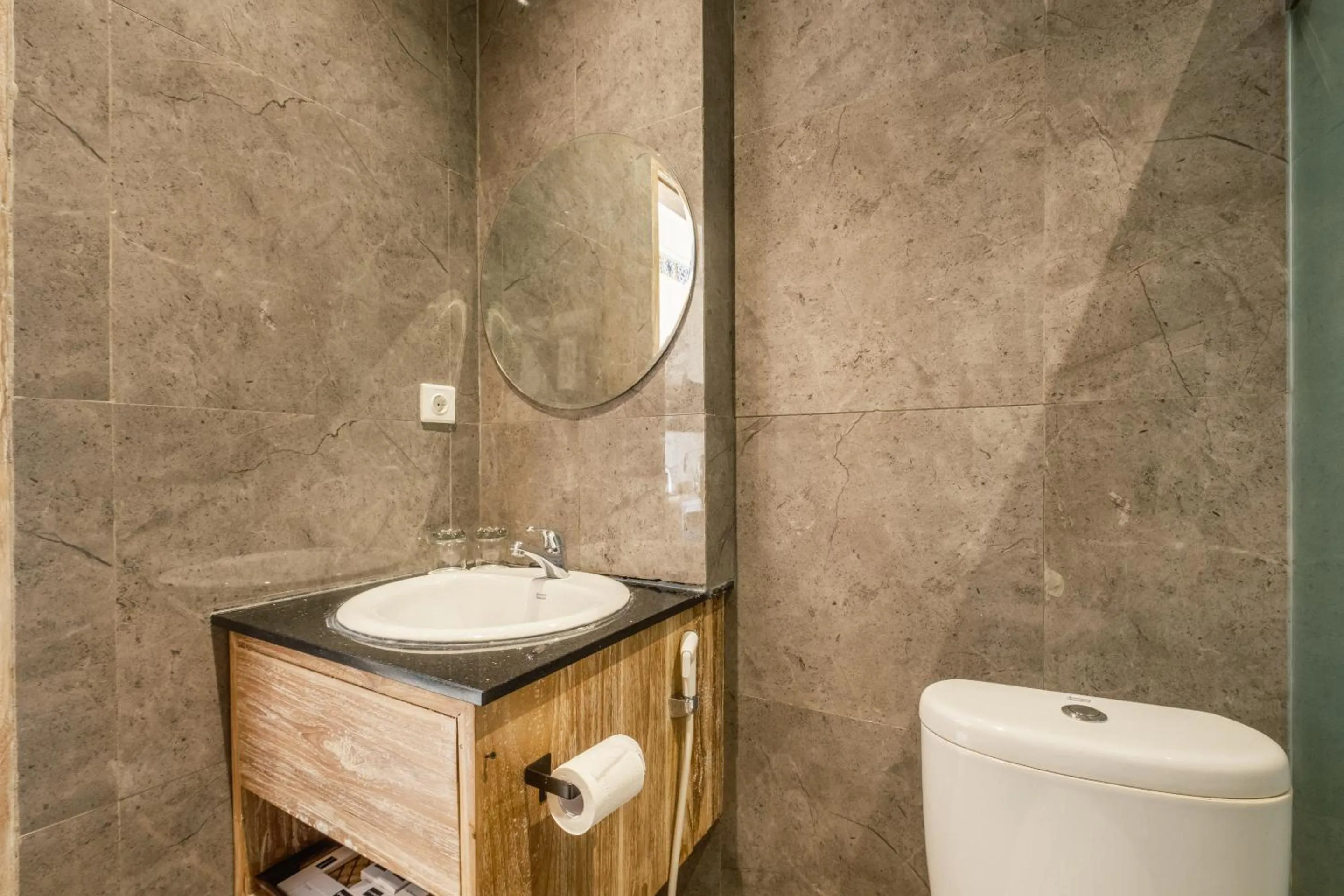 Shower in DEJAVU 2.0 HOTEL BAJO KOMODO