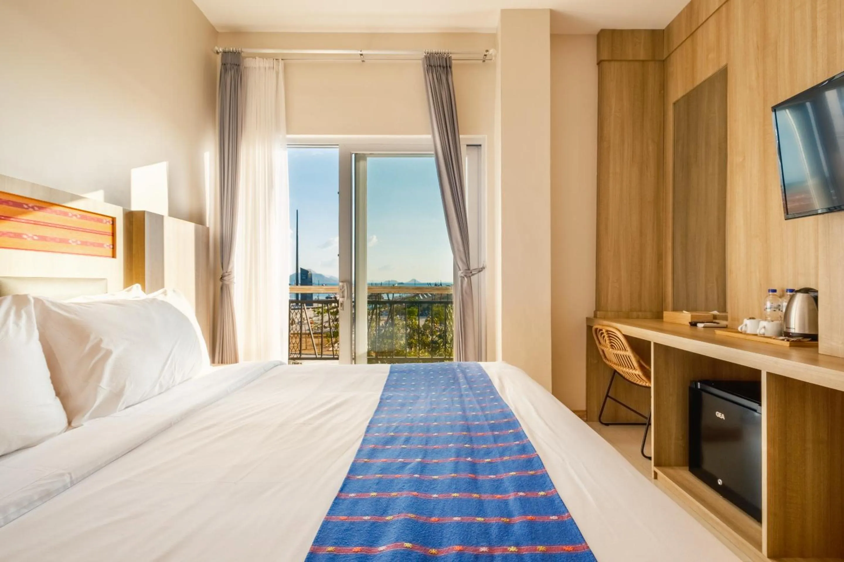 Bed in DEJAVU 2.0 HOTEL BAJO KOMODO