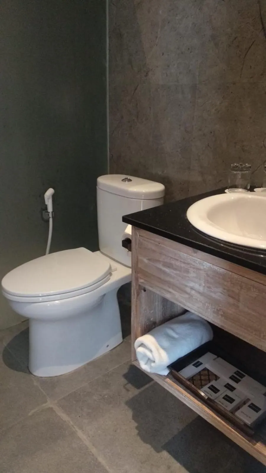 Toilet in DEJAVU 2.0 HOTEL BAJO KOMODO