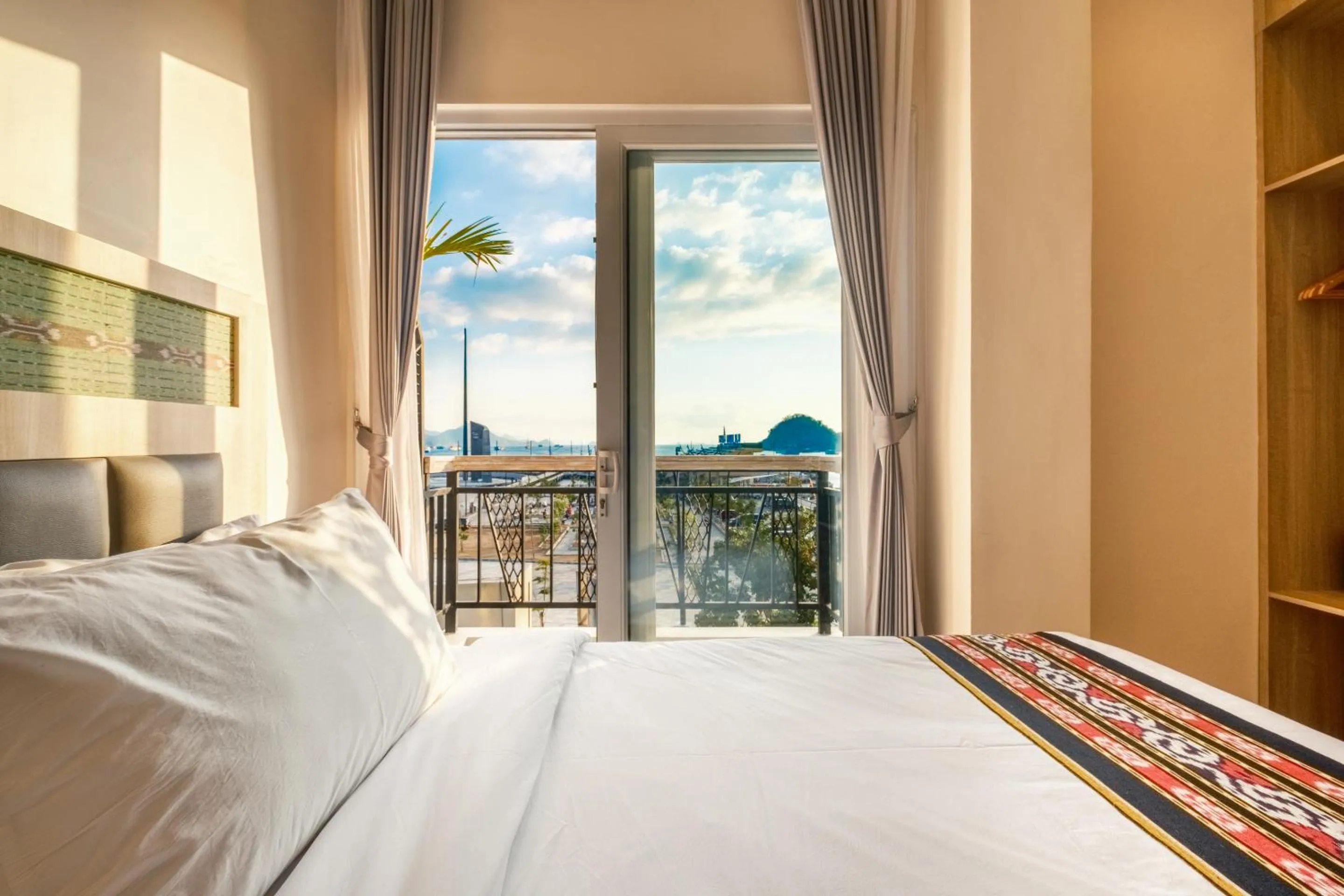 Bed in DEJAVU 2.0 HOTEL BAJO KOMODO