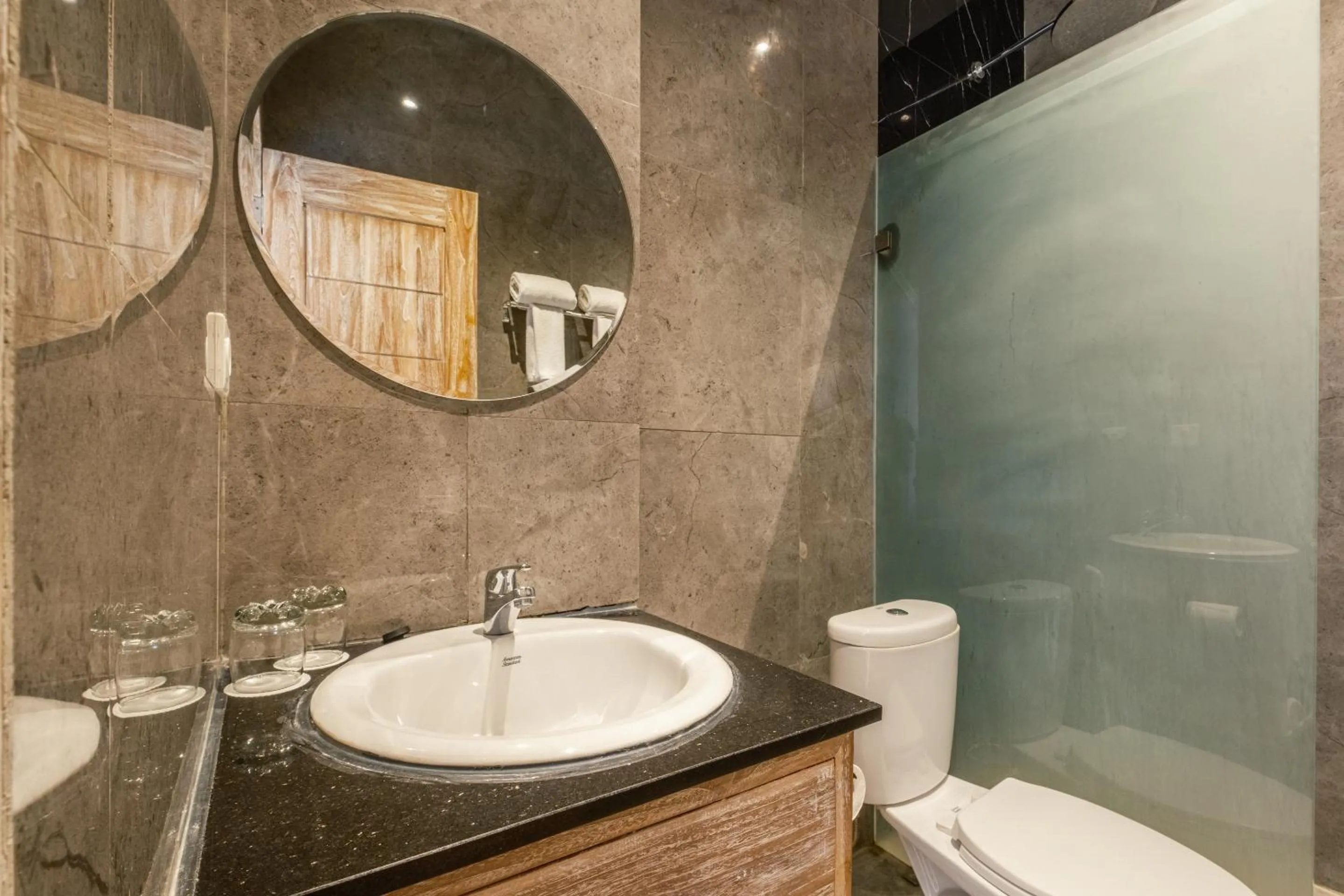 Shower in DEJAVU 2.0 HOTEL BAJO KOMODO