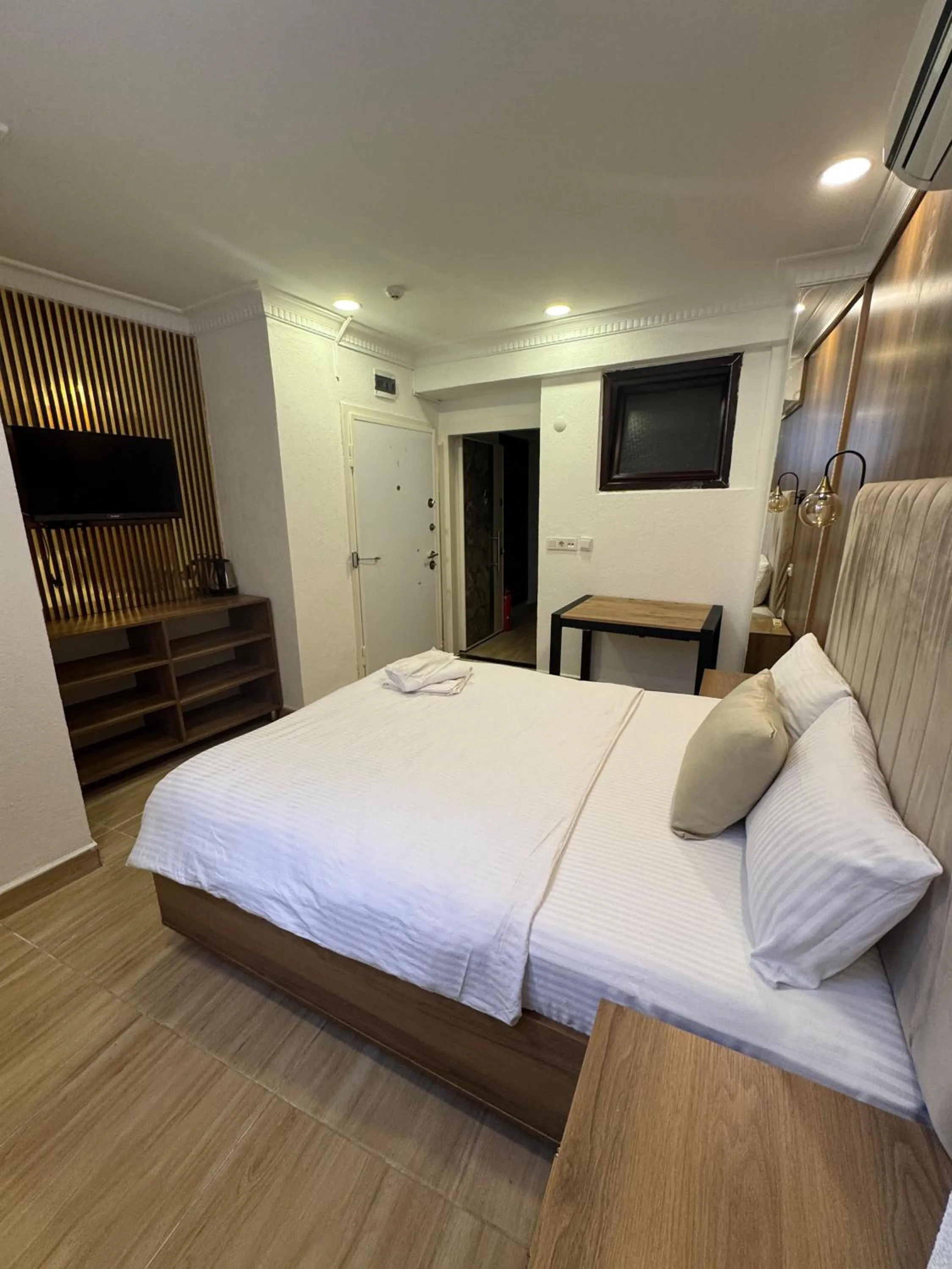 Communal lounge/ TV room, Bed in IMMORTELLE HOTEL