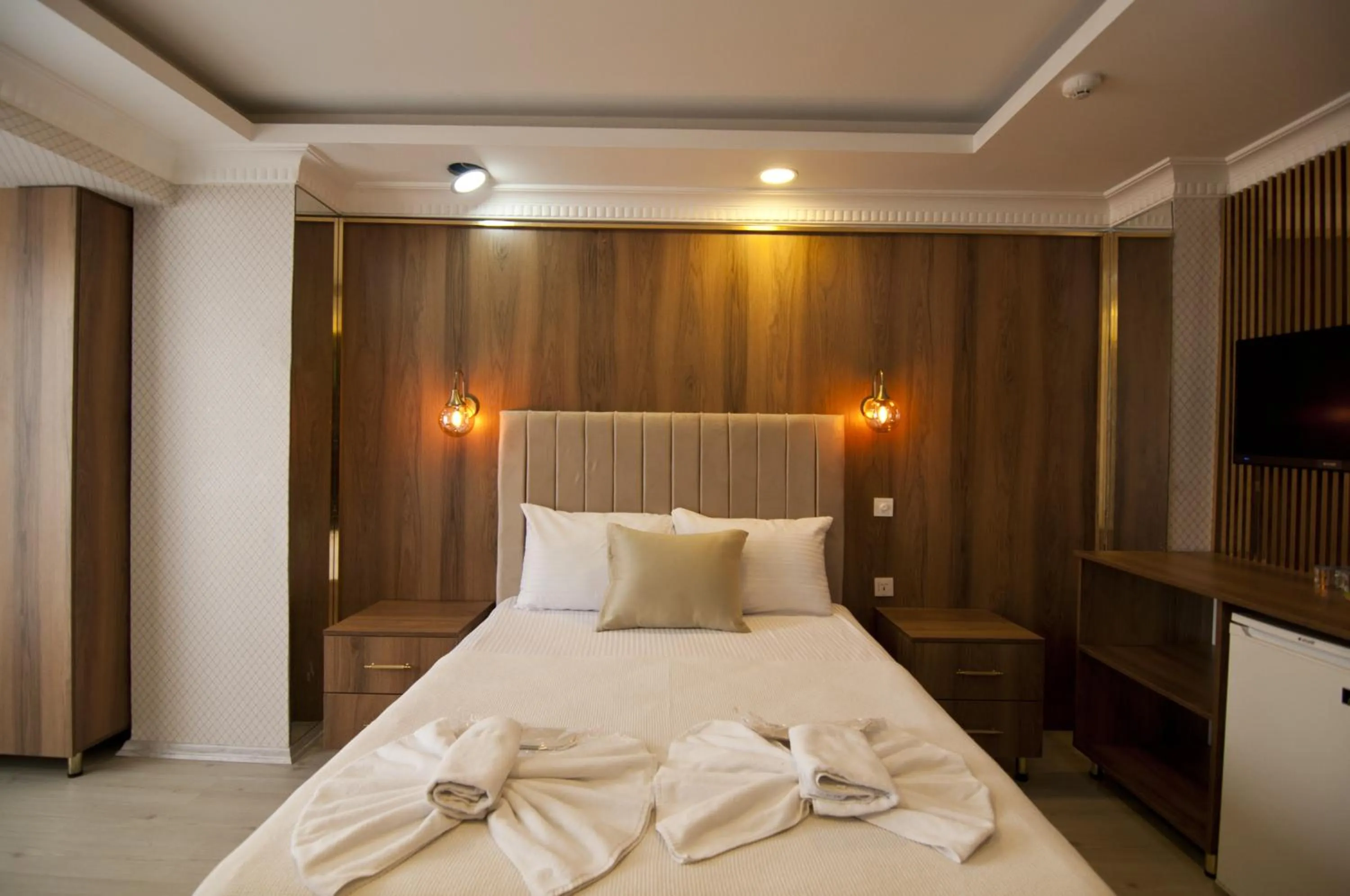 Shower, Bed in IMMORTELLE HOTEL