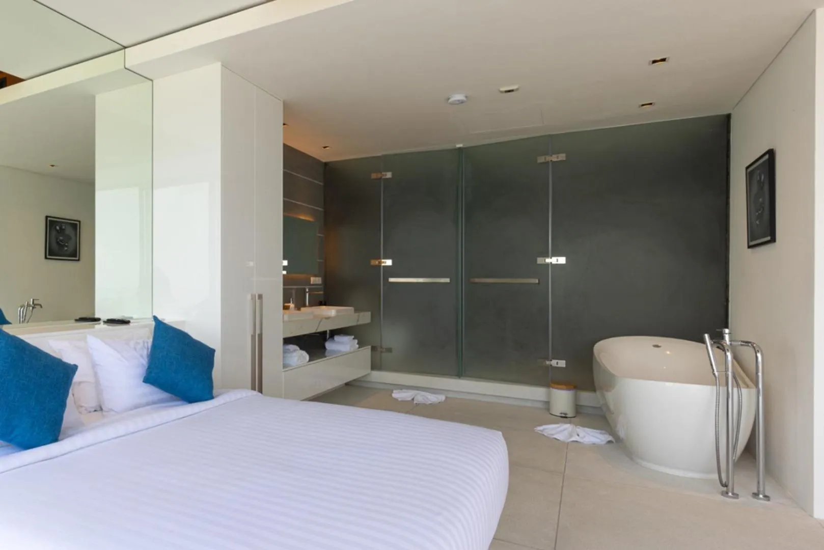 Shower, Bed in Villa Blue View Luxe