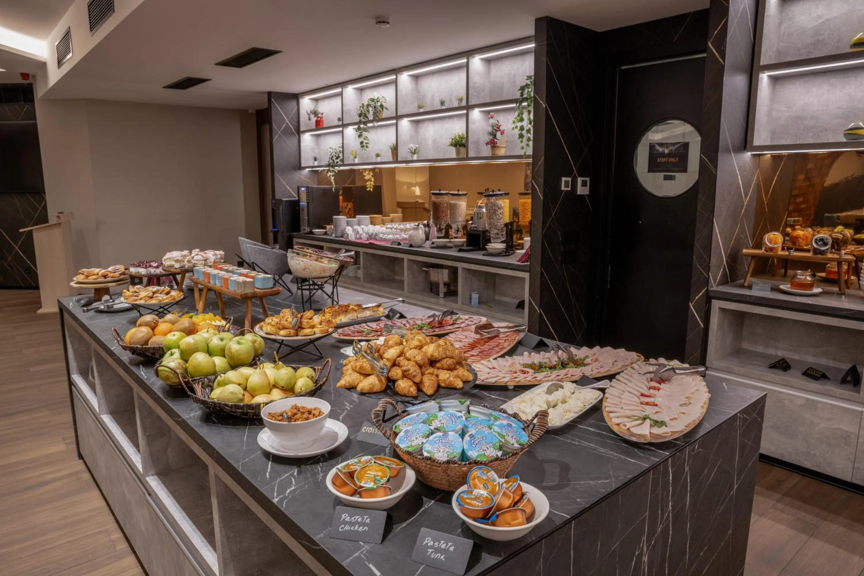 Restaurant/places to eat in Nobel Design Hotel