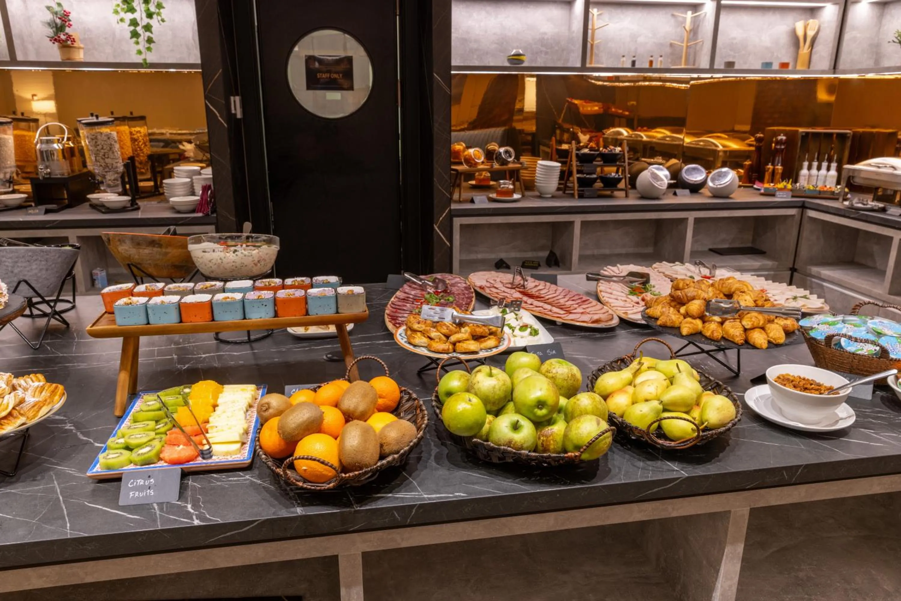 Restaurant/places to eat in Nobel Design Hotel