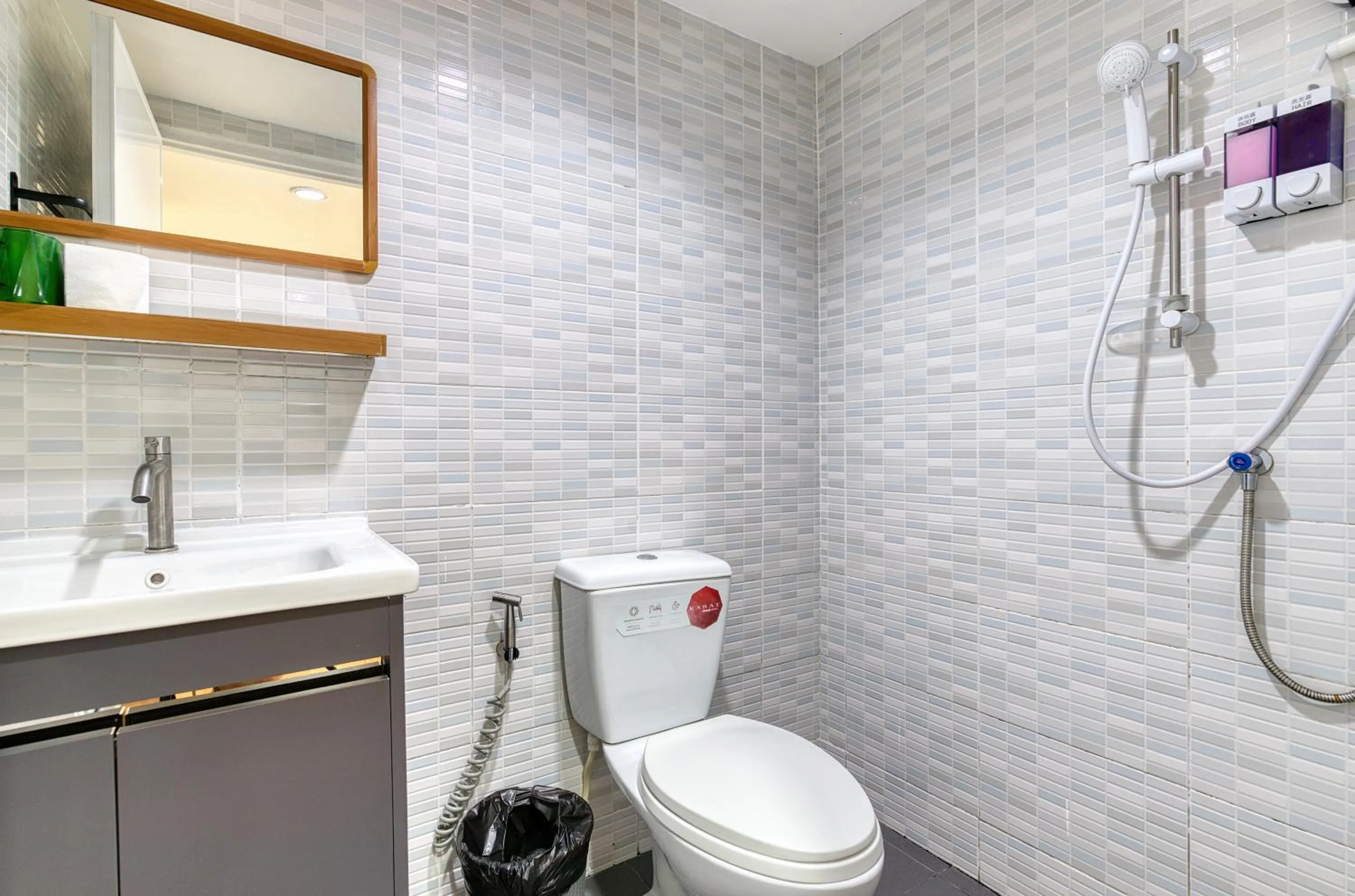 Shower in Bangkok Watergate Townhouse 曼谷中心水門家