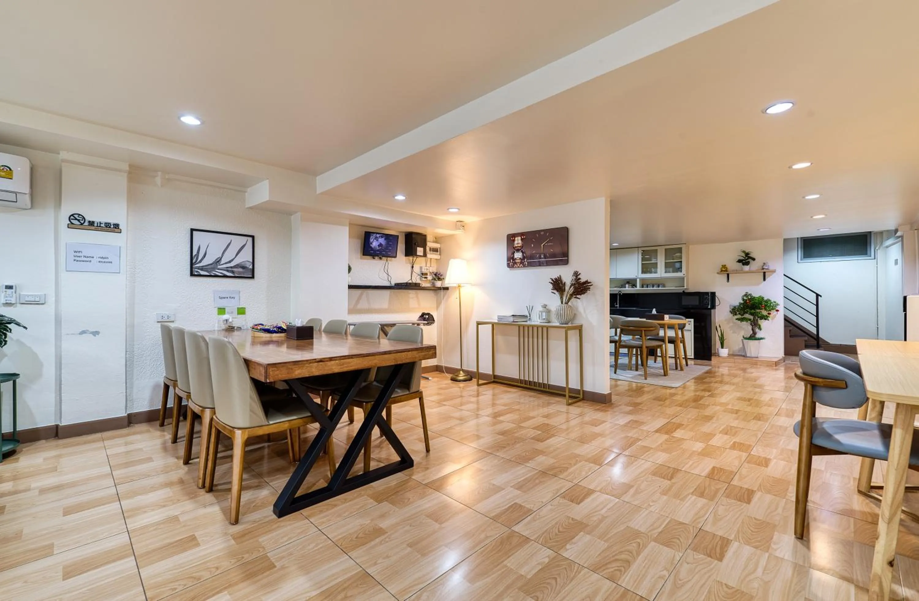 Dining area in Bangkok Watergate Townhouse 曼谷中心水門家