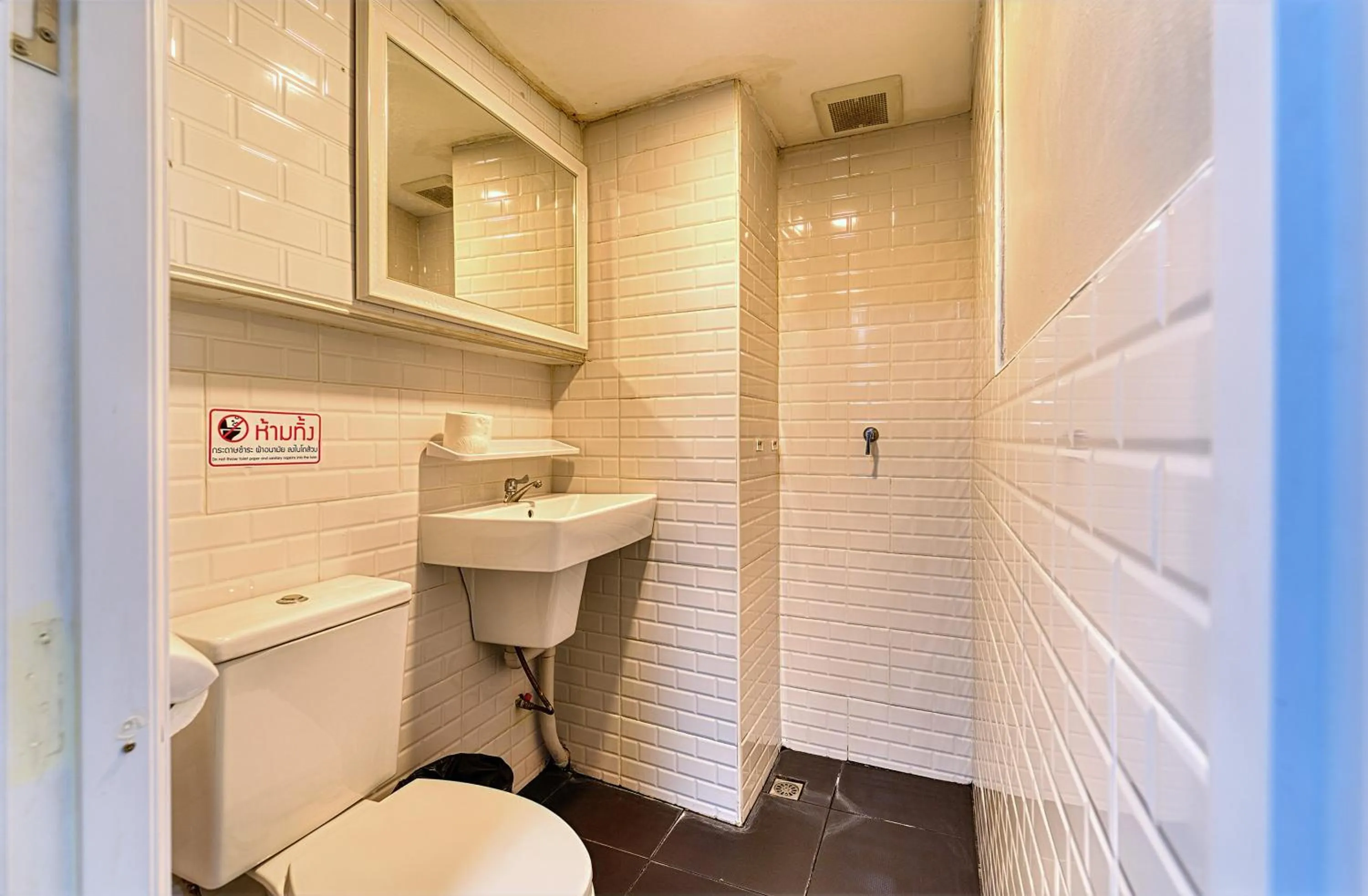 Toilet in Bangkok Watergate Townhouse 曼谷中心水門家