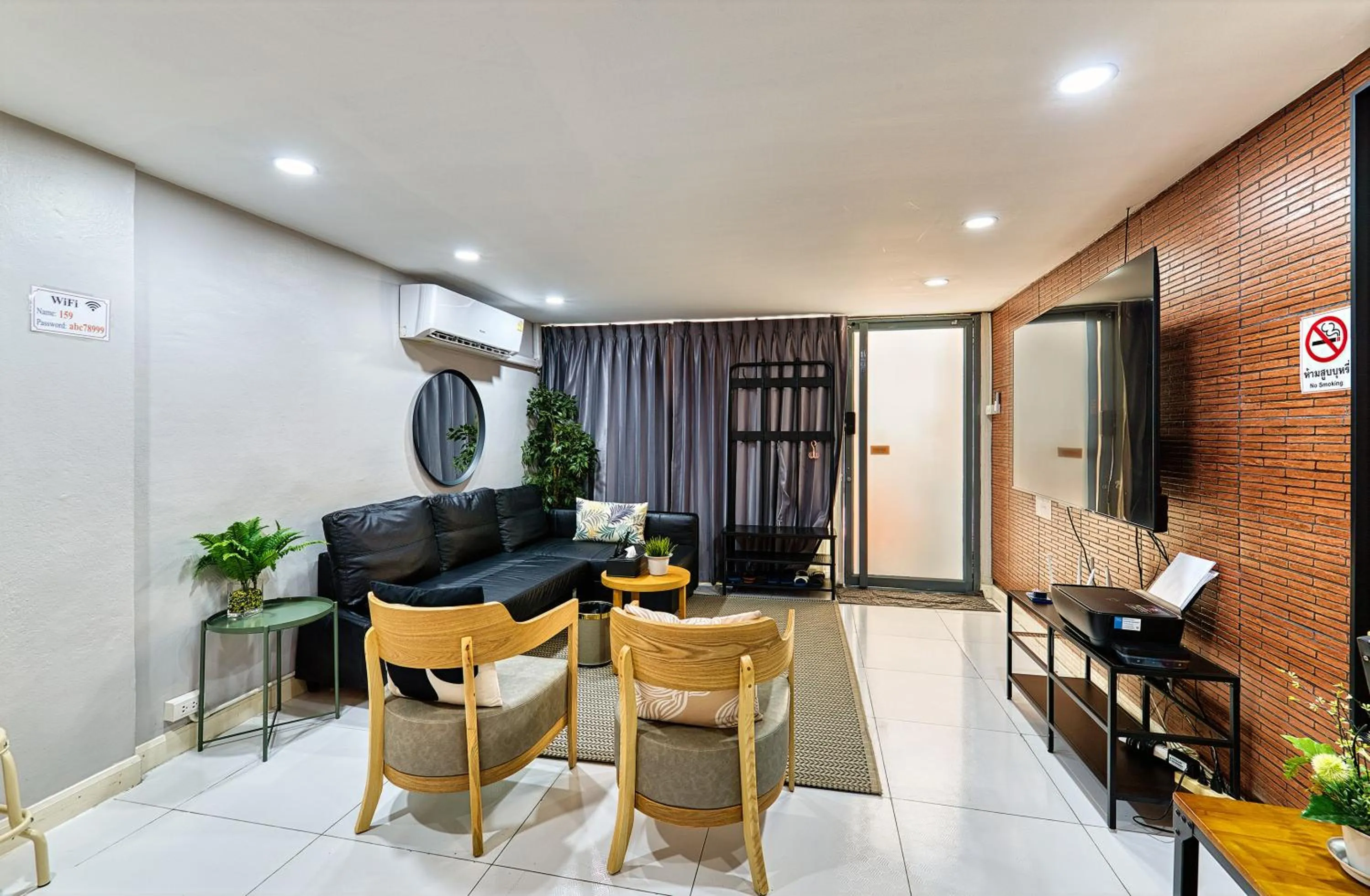 Living room in Bangkok Watergate Townhouse 曼谷中心水門家