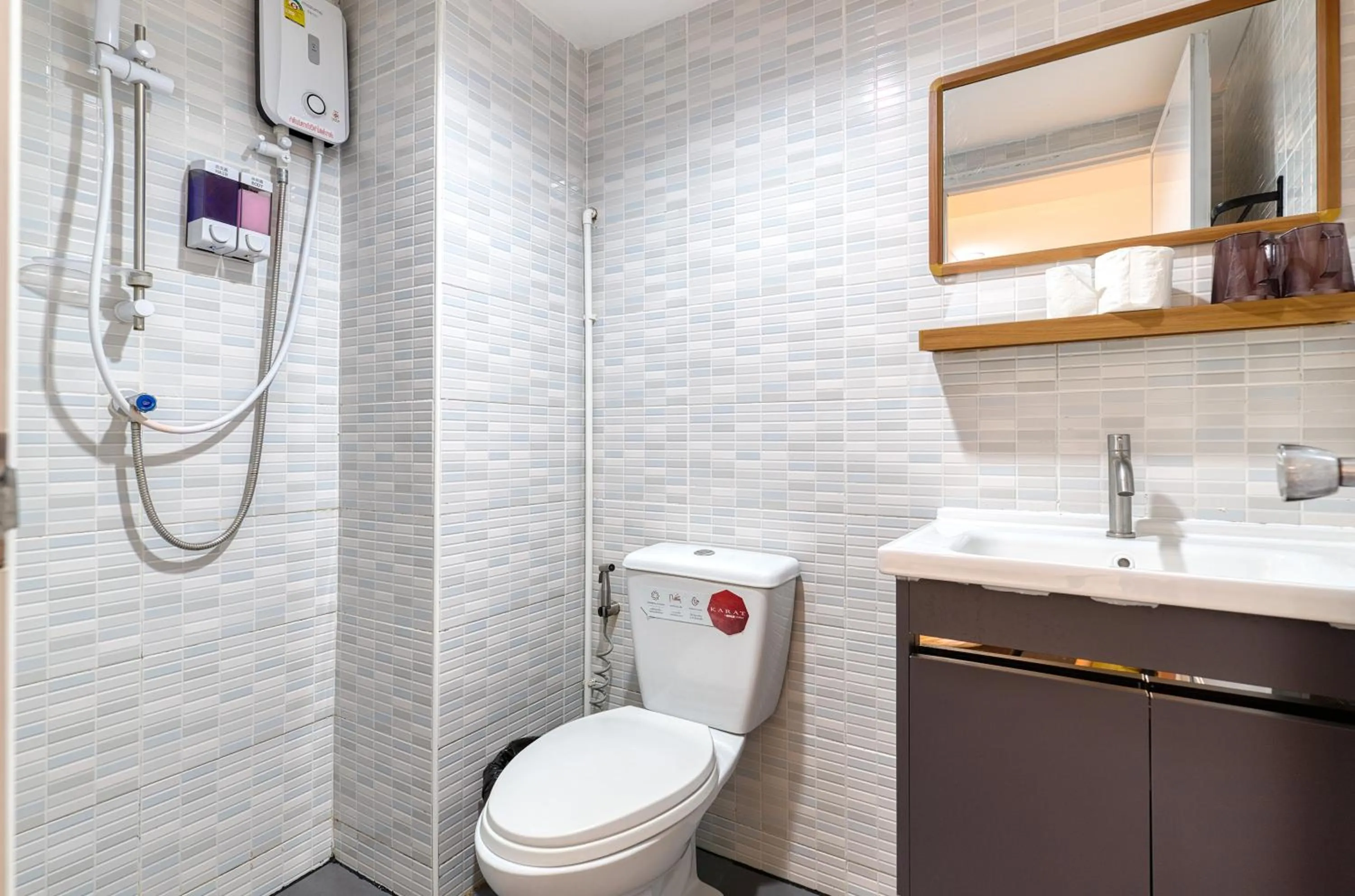 Shower in Bangkok Watergate Townhouse 曼谷中心水門家