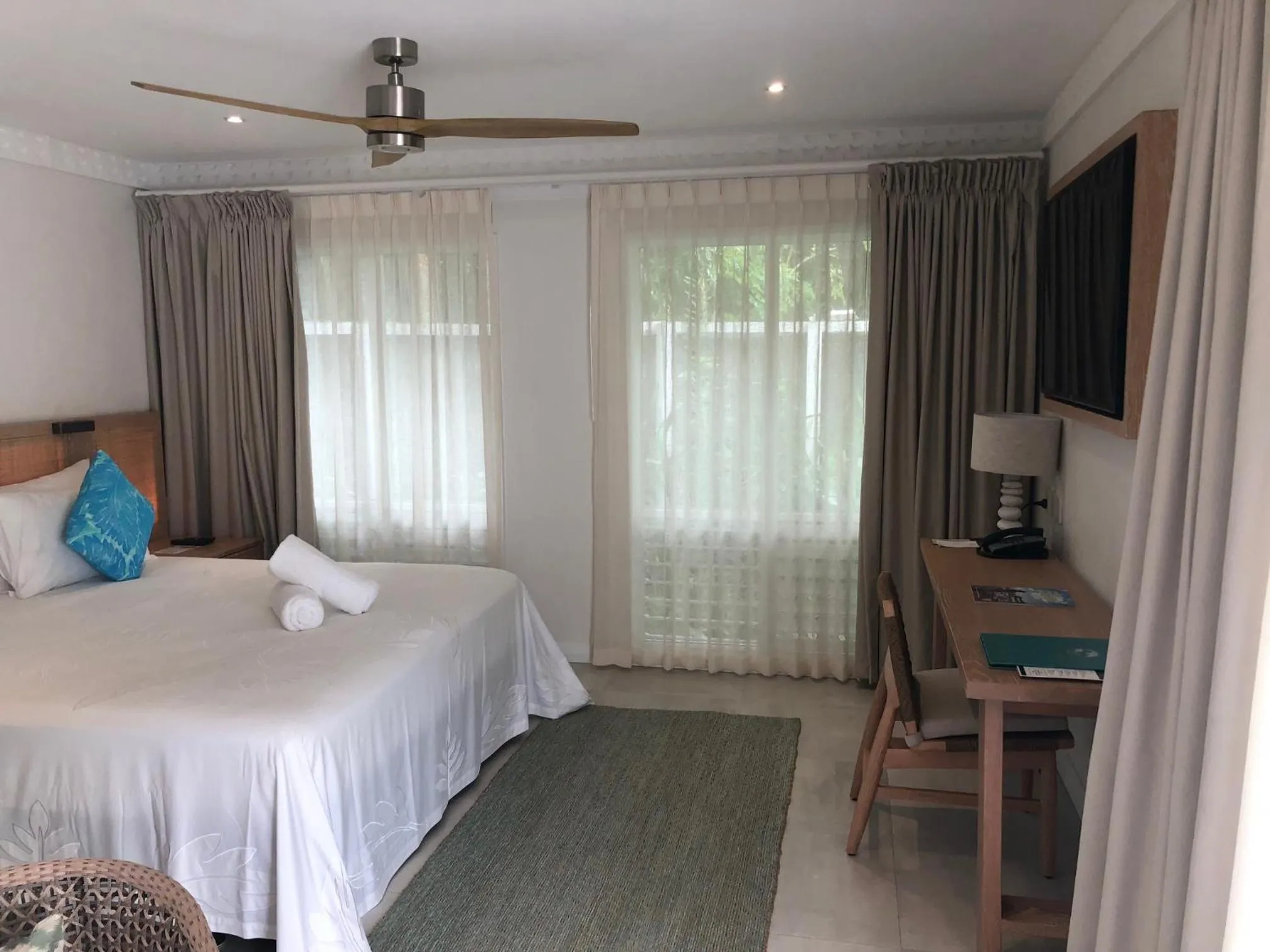 Communal lounge/ TV room, Bed in Little Polynesian Resort