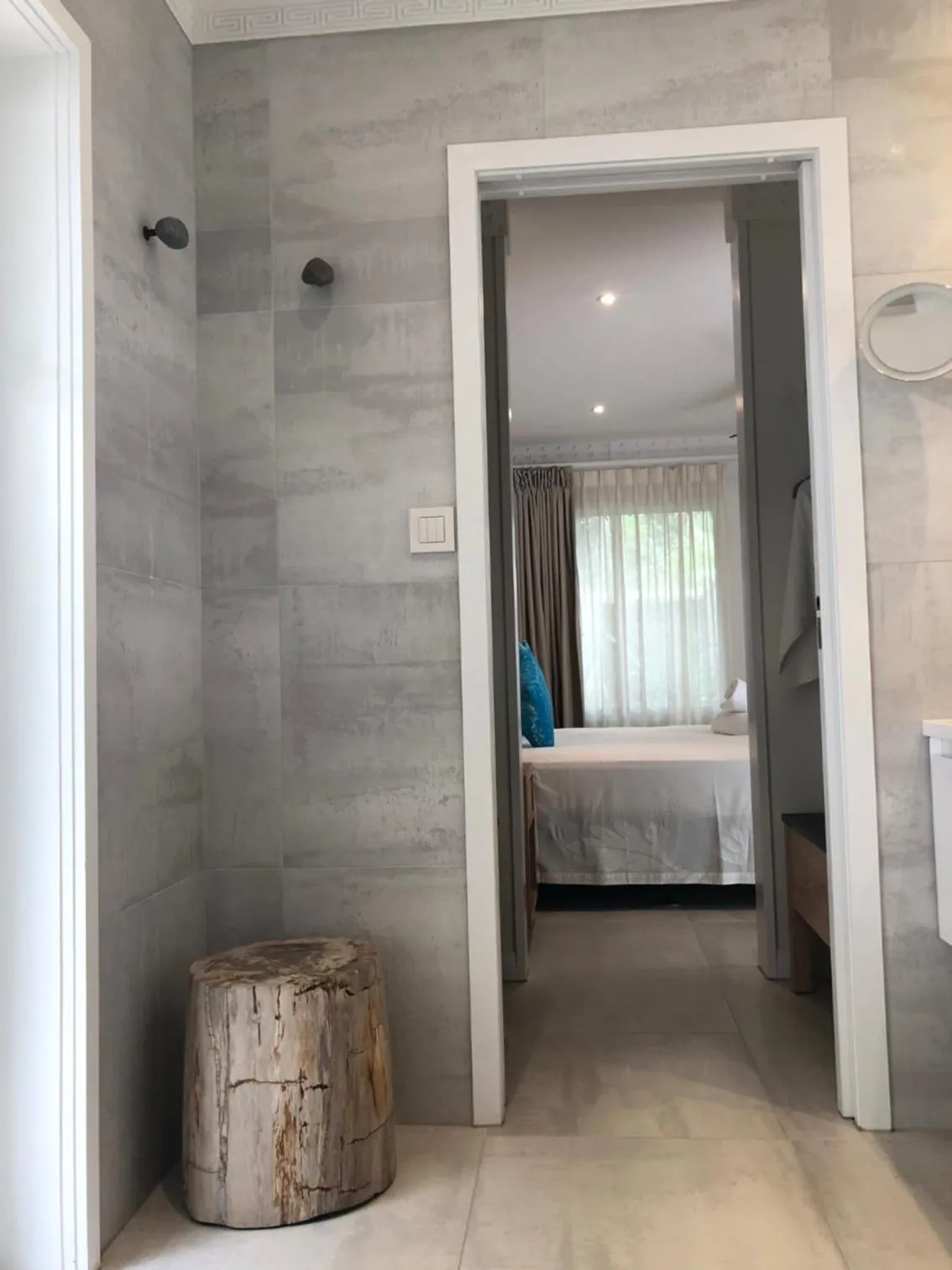 Bathroom, Bed in Little Polynesian Resort