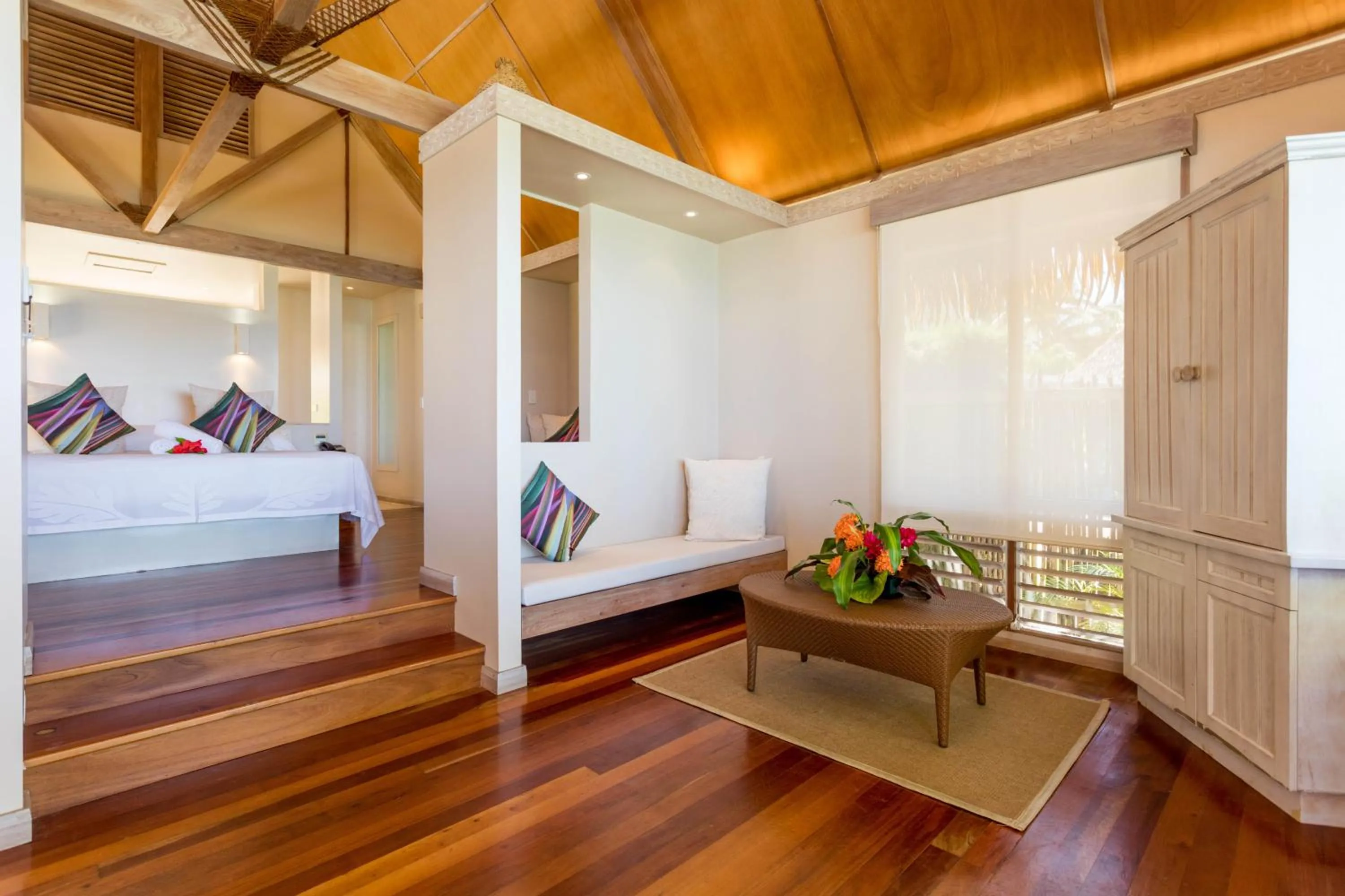 Living room, Bed in Little Polynesian Resort