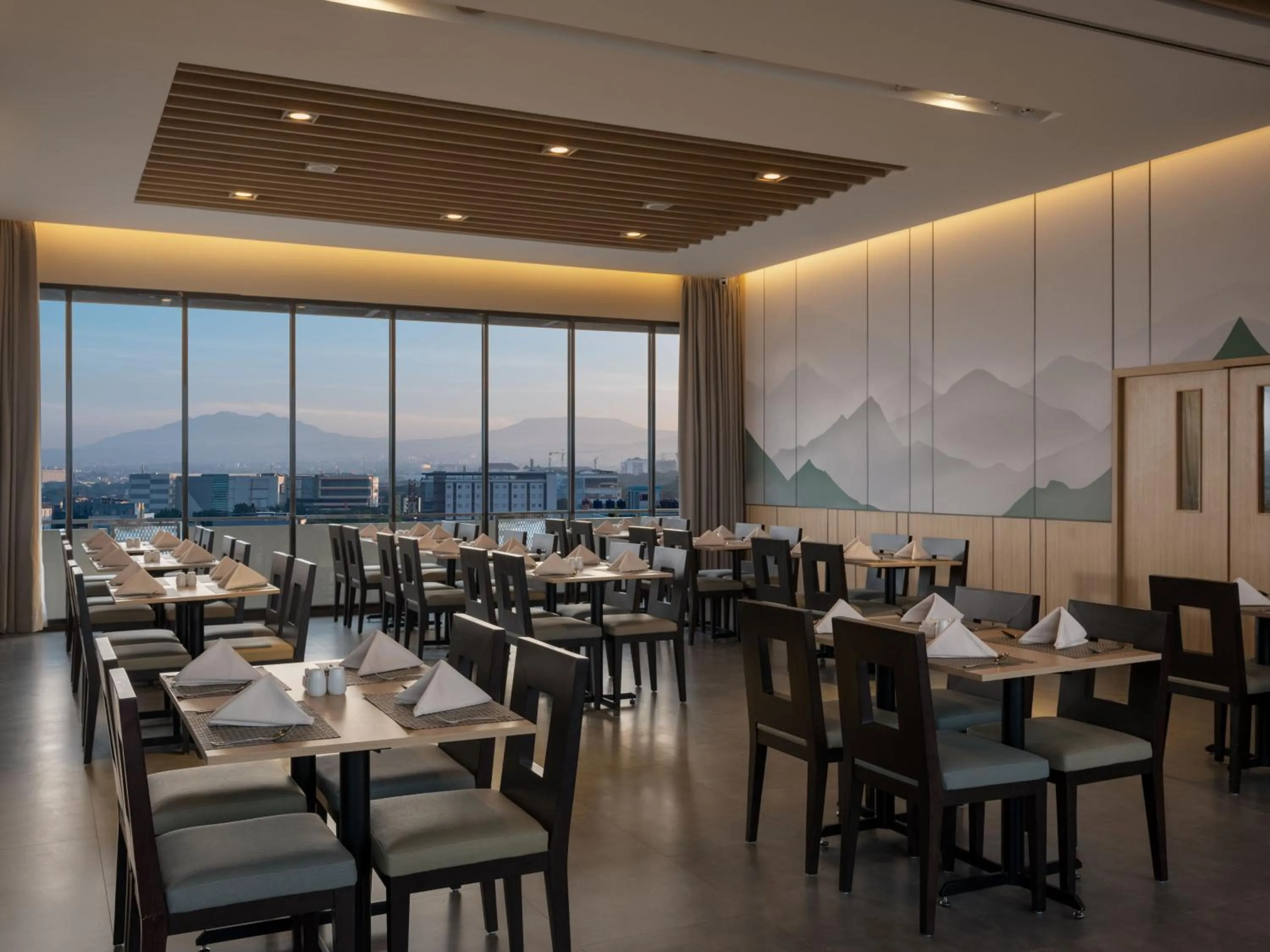 Restaurant/places to eat in Hotel Santika PasirKaliki